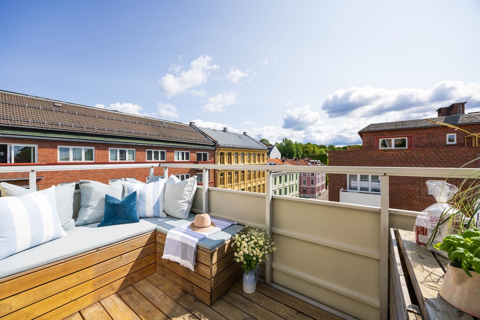 Solrik balkong på hele 5 kvm Galleribilde