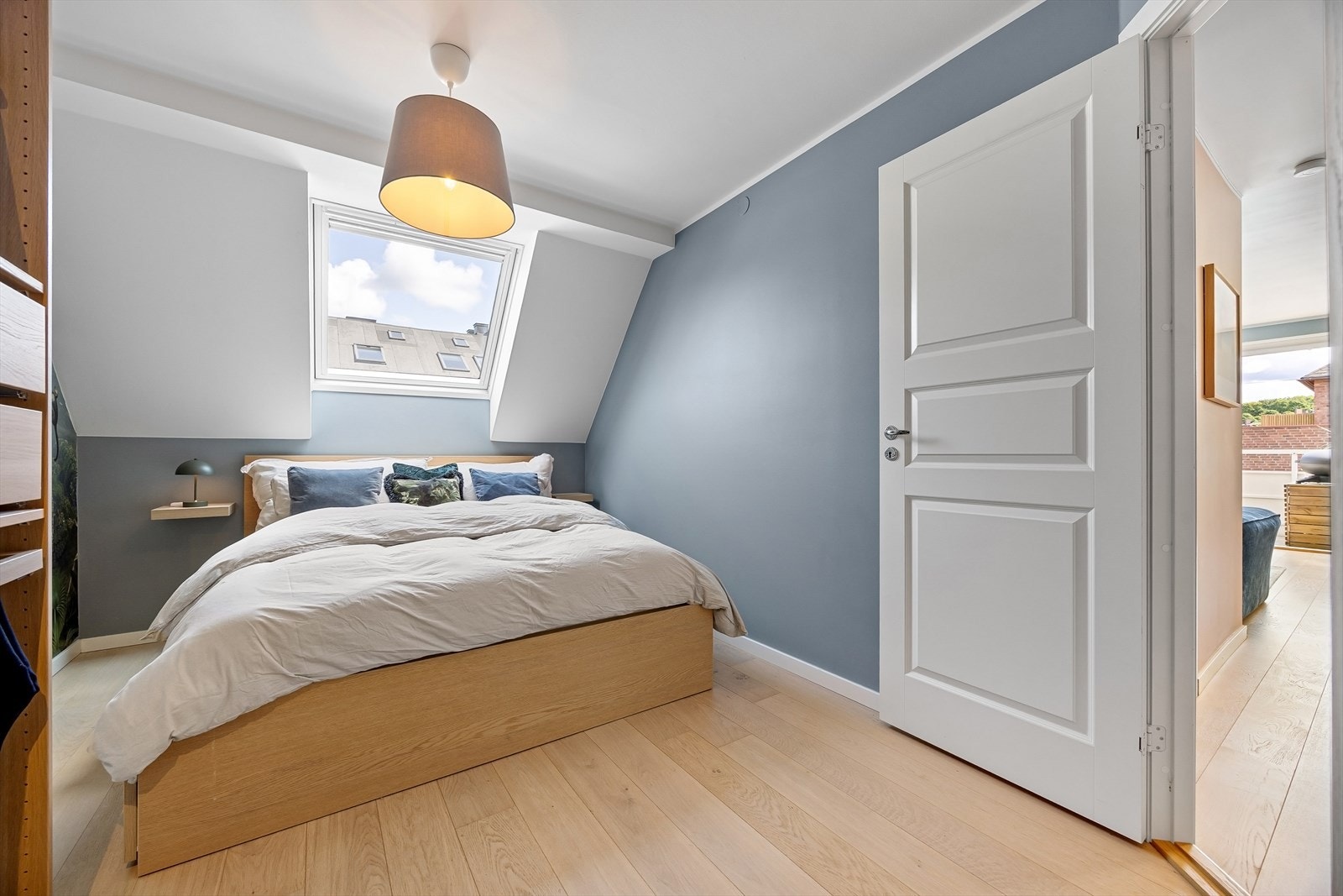 Det er inngang til begge soverommene fra gangen Galleribilde