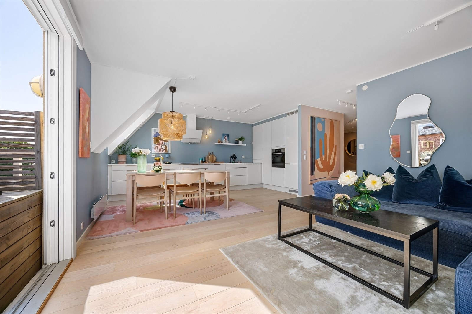 Åpen kjøkkenløsning med god plass til langbord og sofagruppe Galleribilde