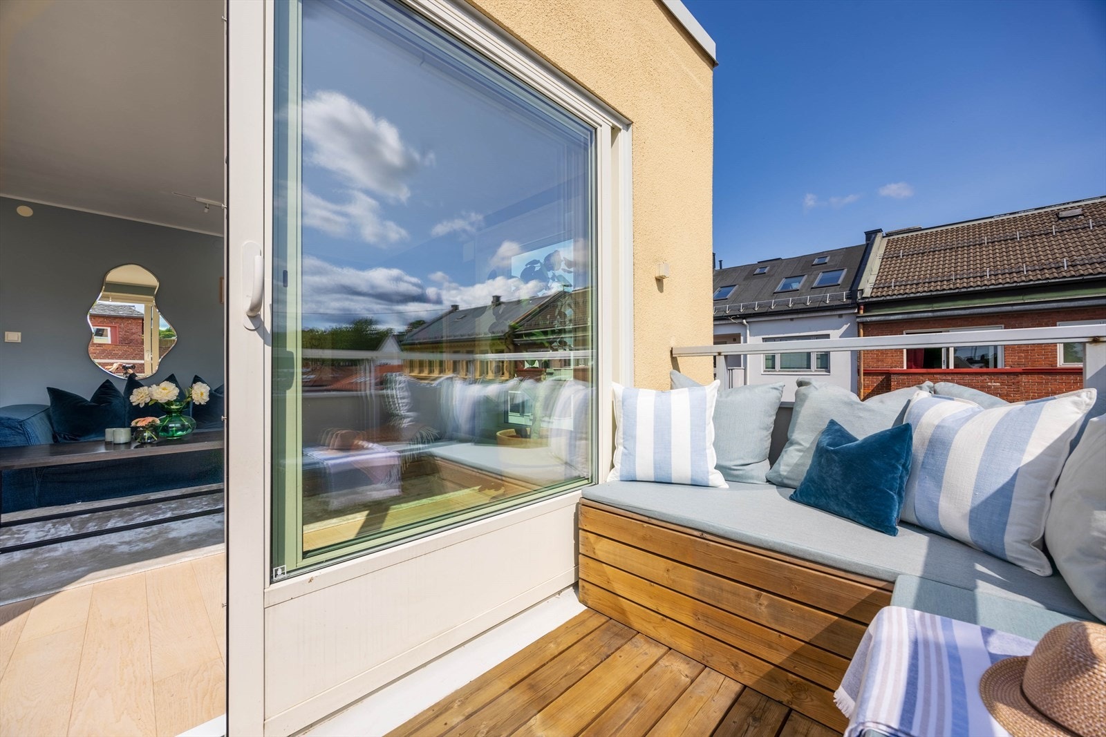 Plassbygde utemøbler med flere møbleringsmuligheter som følger med leiligheten Galleribilde