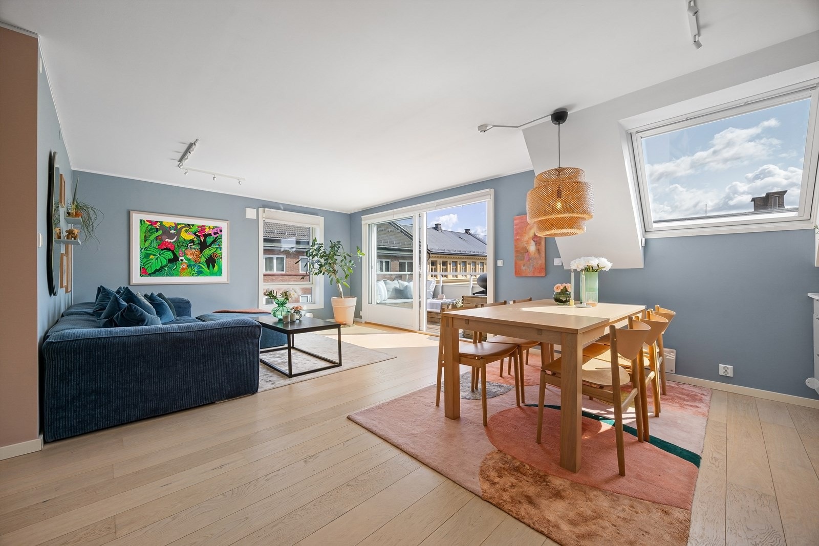 Romslig og lekker stue med pene fargevalg og 1-stavs eikeparkett Galleribilde