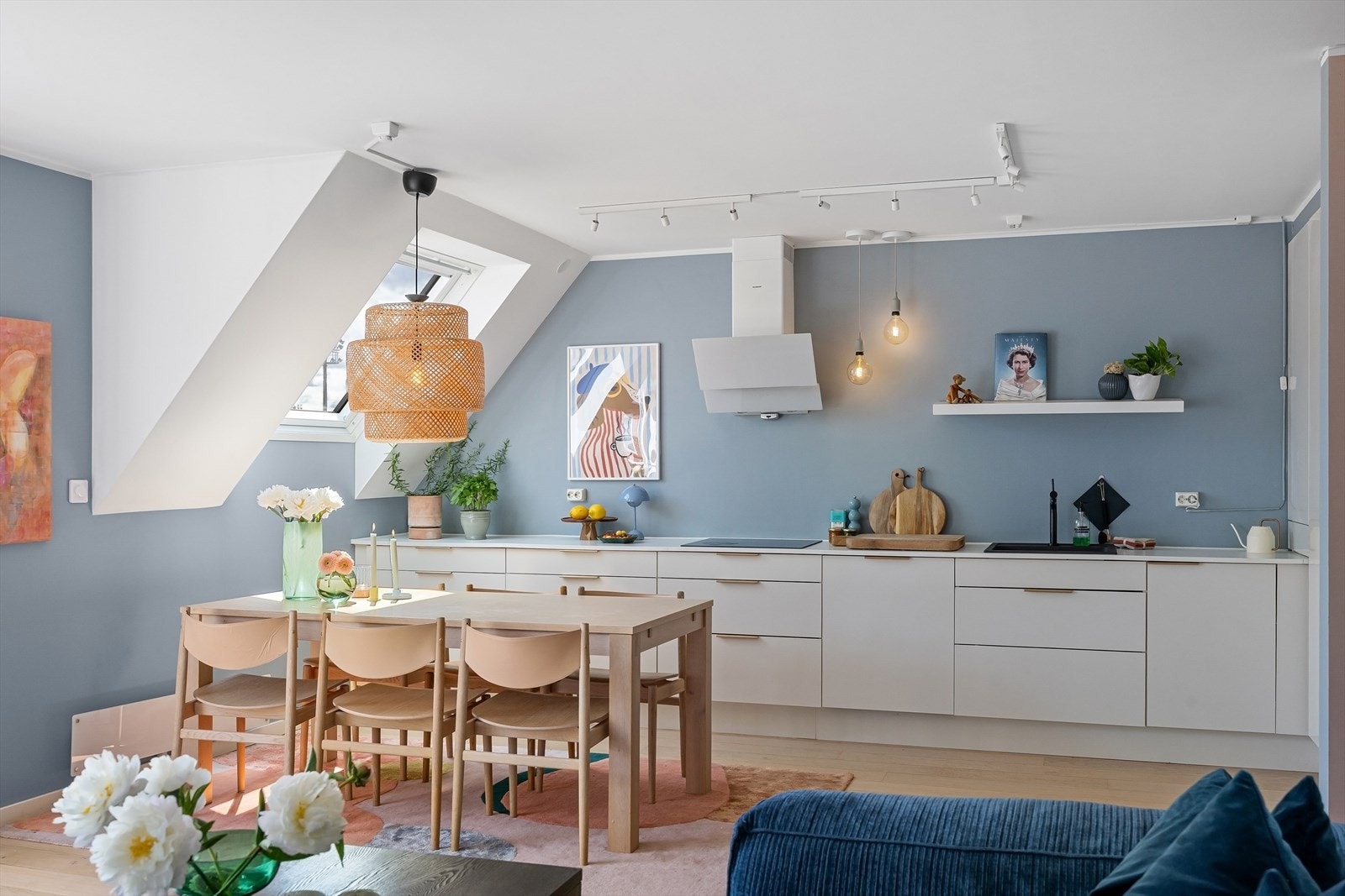 Delikat HTH-kjøkken med hvite fronter og messinghåndtak Galleribilde