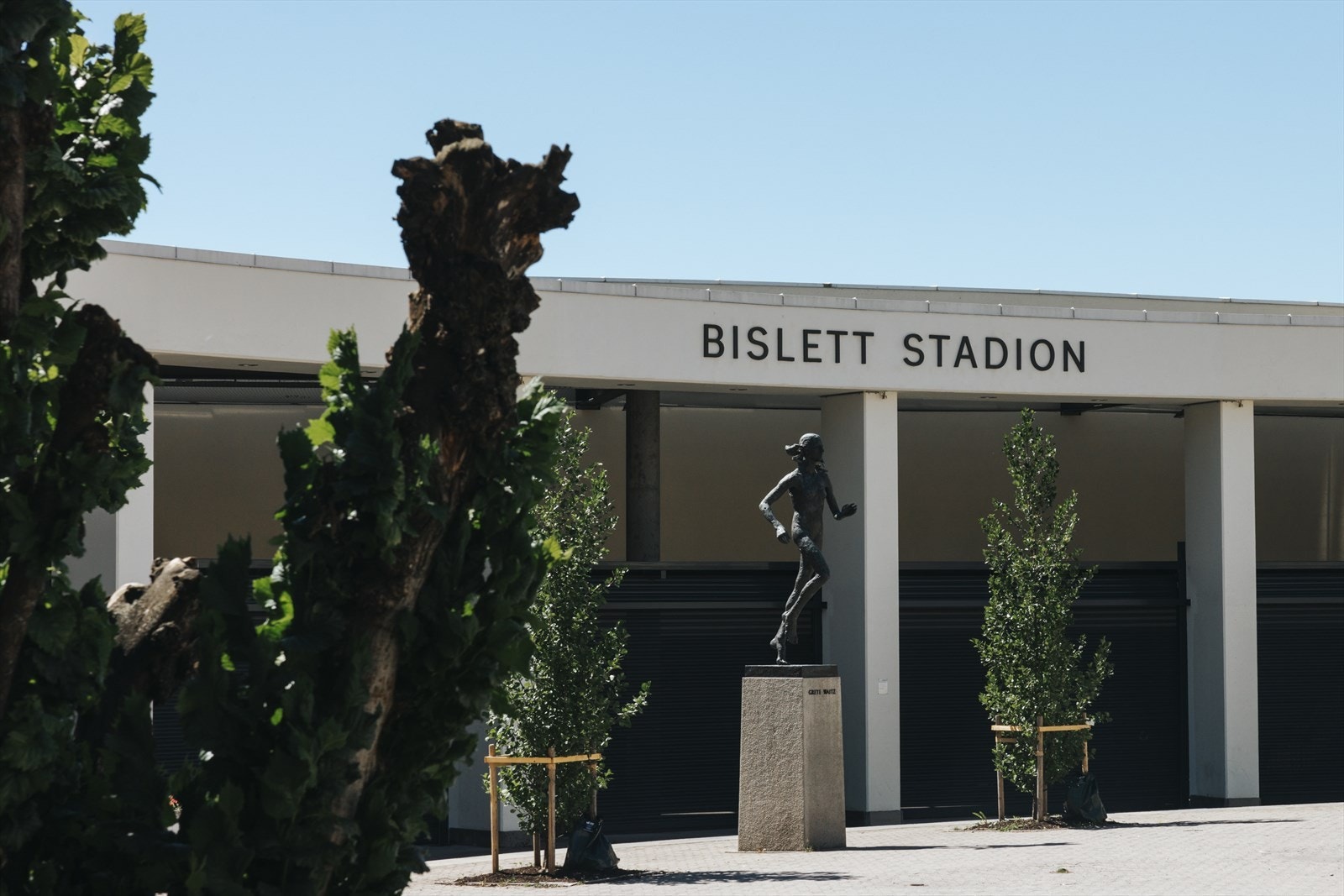 Anerkjente Bislett Stadion med både inne- og utendørs løpebane, oppvarmet sprinthall, garderober og badstu Galleribilde
