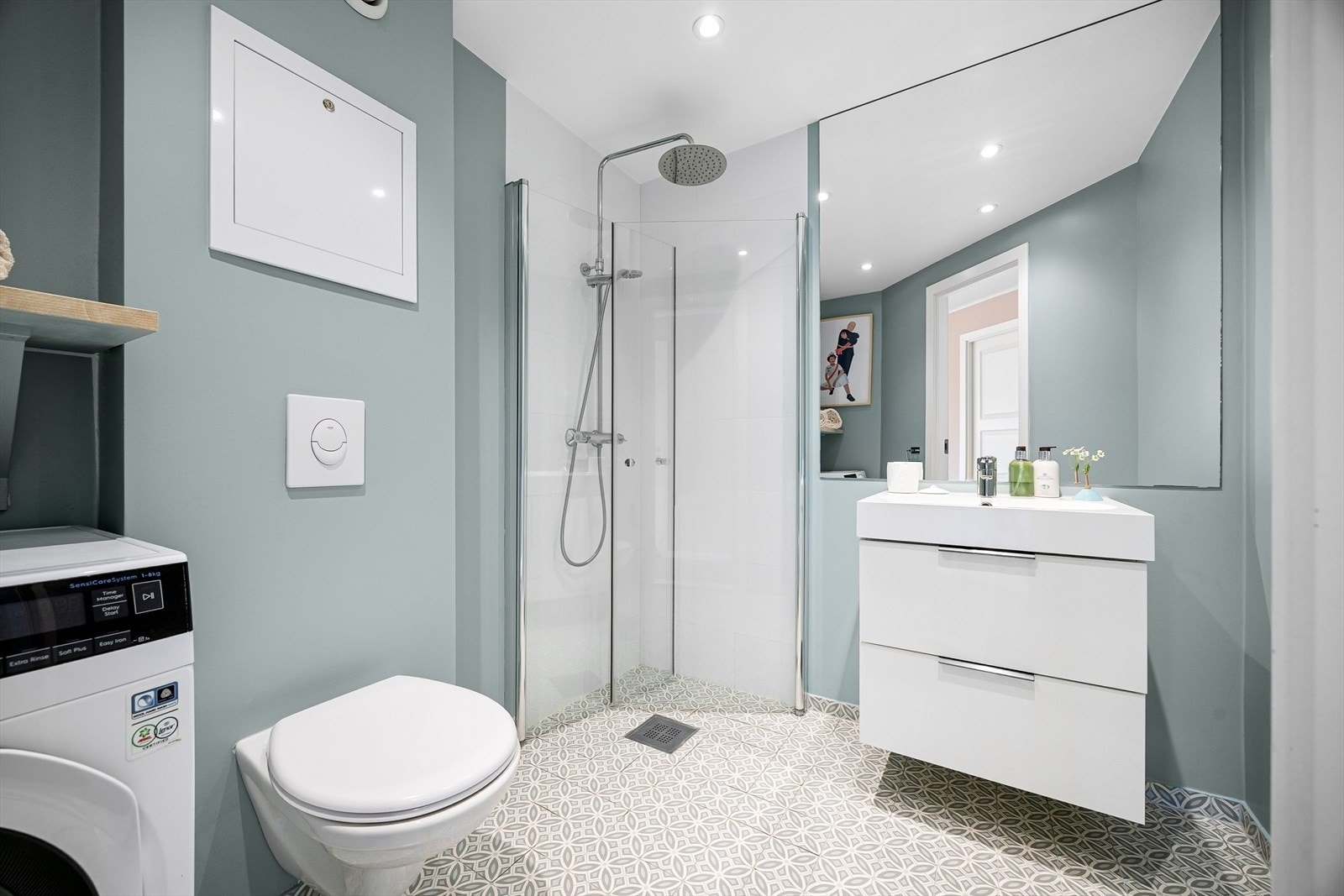 Lekkert flislagt bad med varmekabler samt opplegg for vaskemaskin Galleribilde