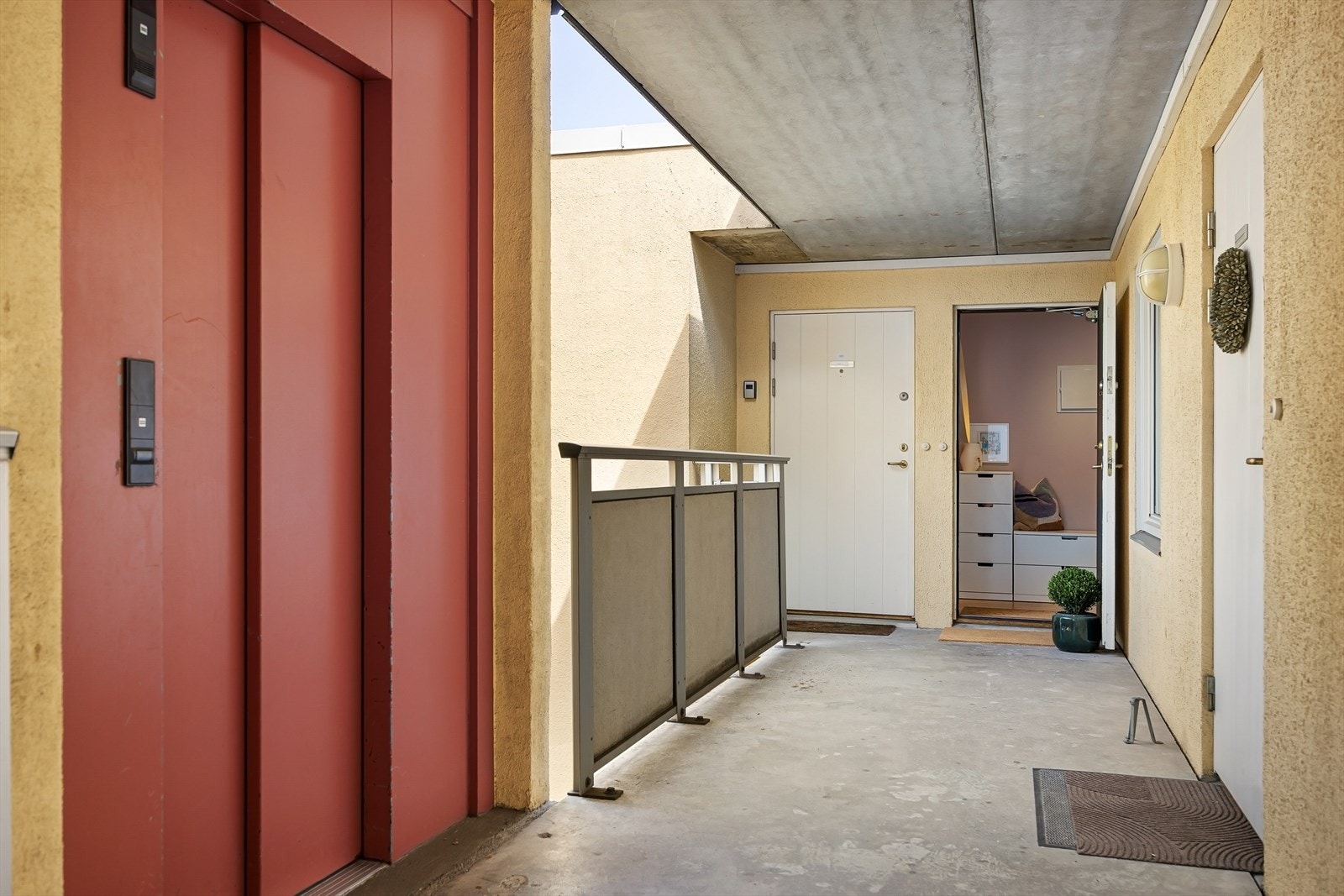 Leiligheten ligger i byggets 6. etasje med heisadkomst ( toppetasje ) Galleribilde