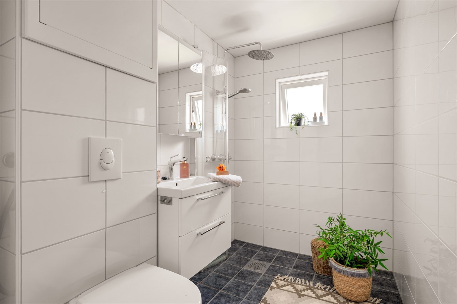 Badet er helfliset og har varme i gulv Galleribilde