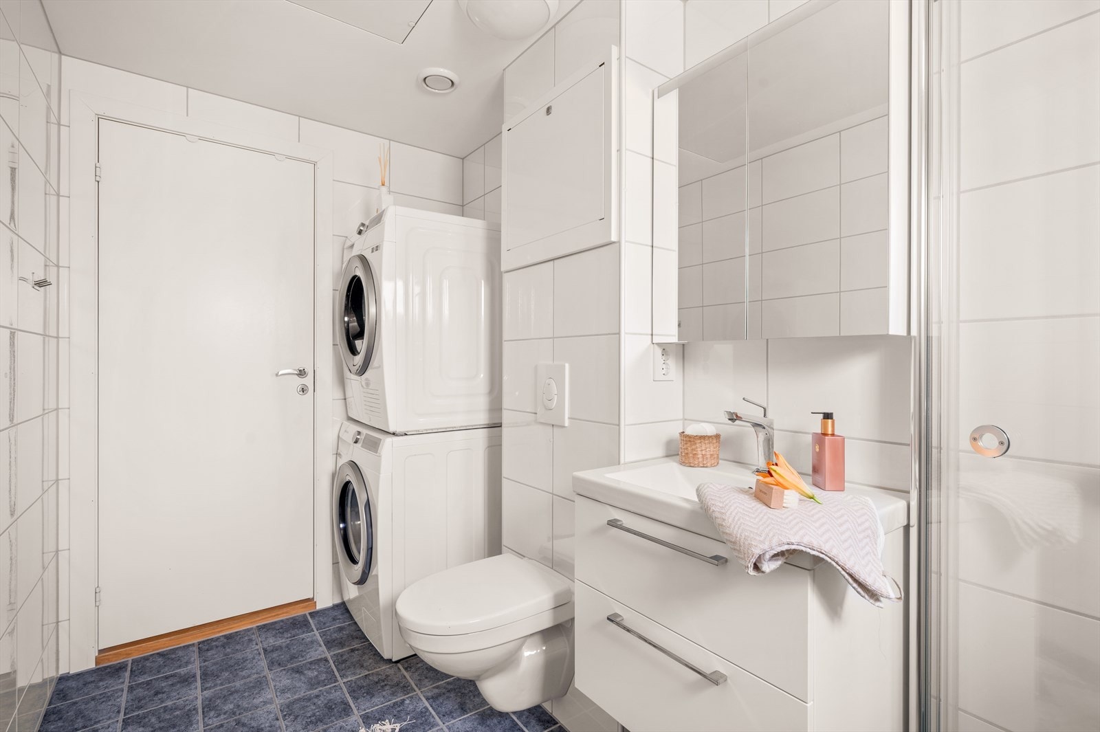 Badet ble pusset opp i 2020 og inneholder dusjvegger av klart glass, vegghengt toalett, innredning med servant, samt opplegg for vaskemaskin Galleribilde