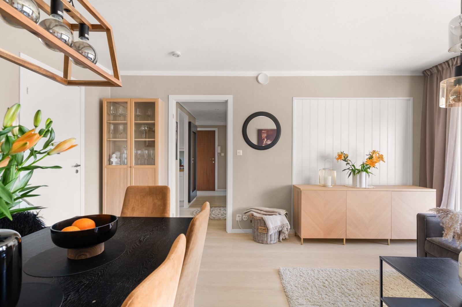 I stuen er det plass til både sitte- og spisegruppe Galleribilde