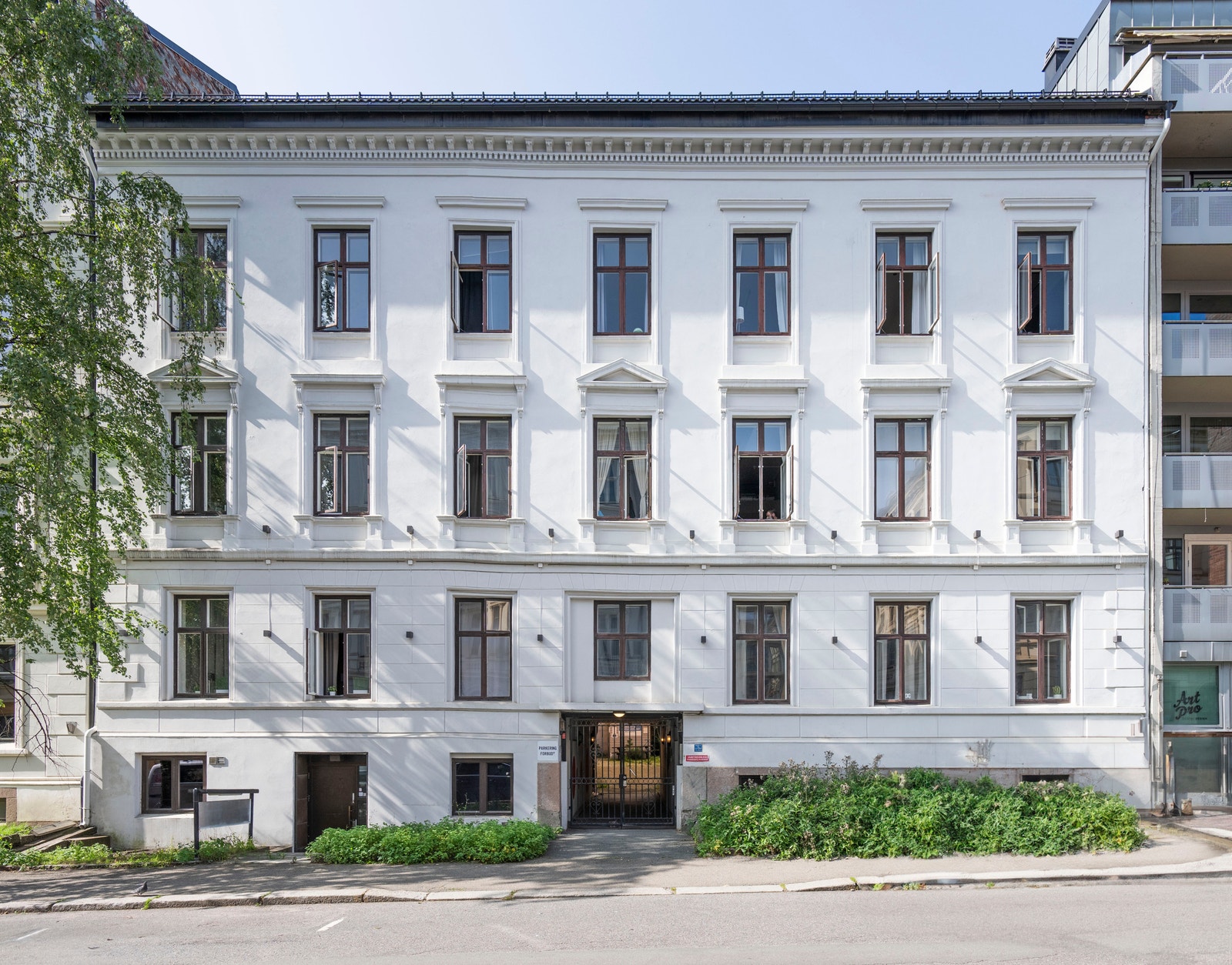 Flott klassisk bygård. Galleribilde