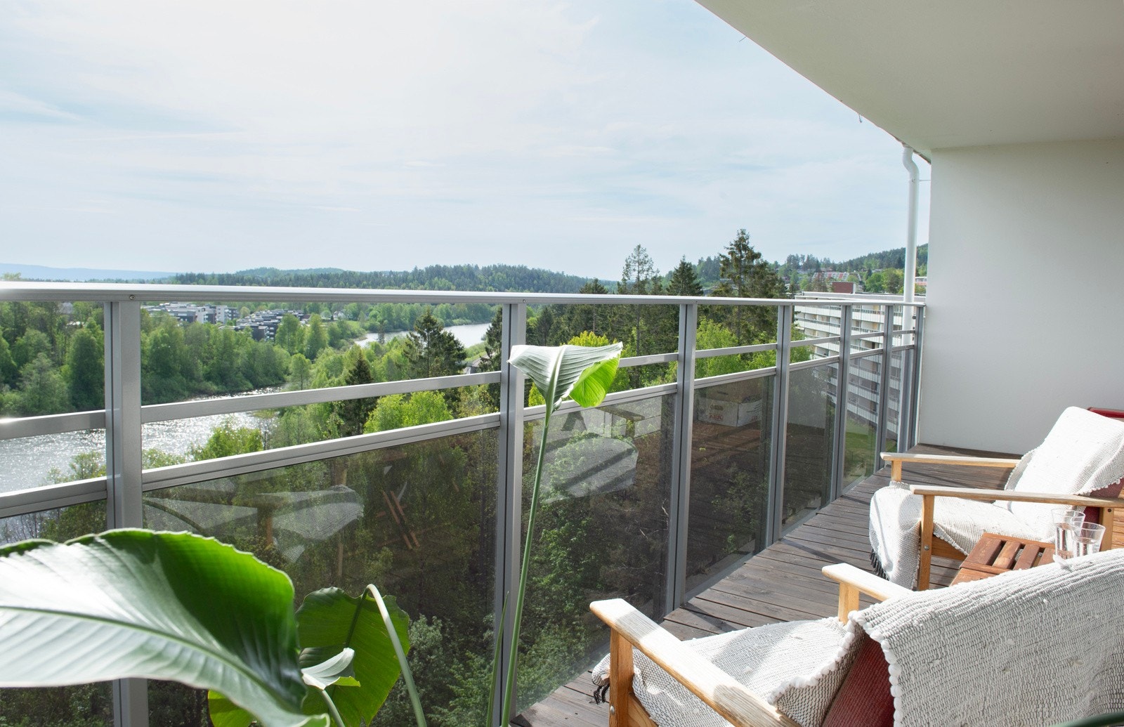 Veranda med utsikt mot Bondivann Galleribilde