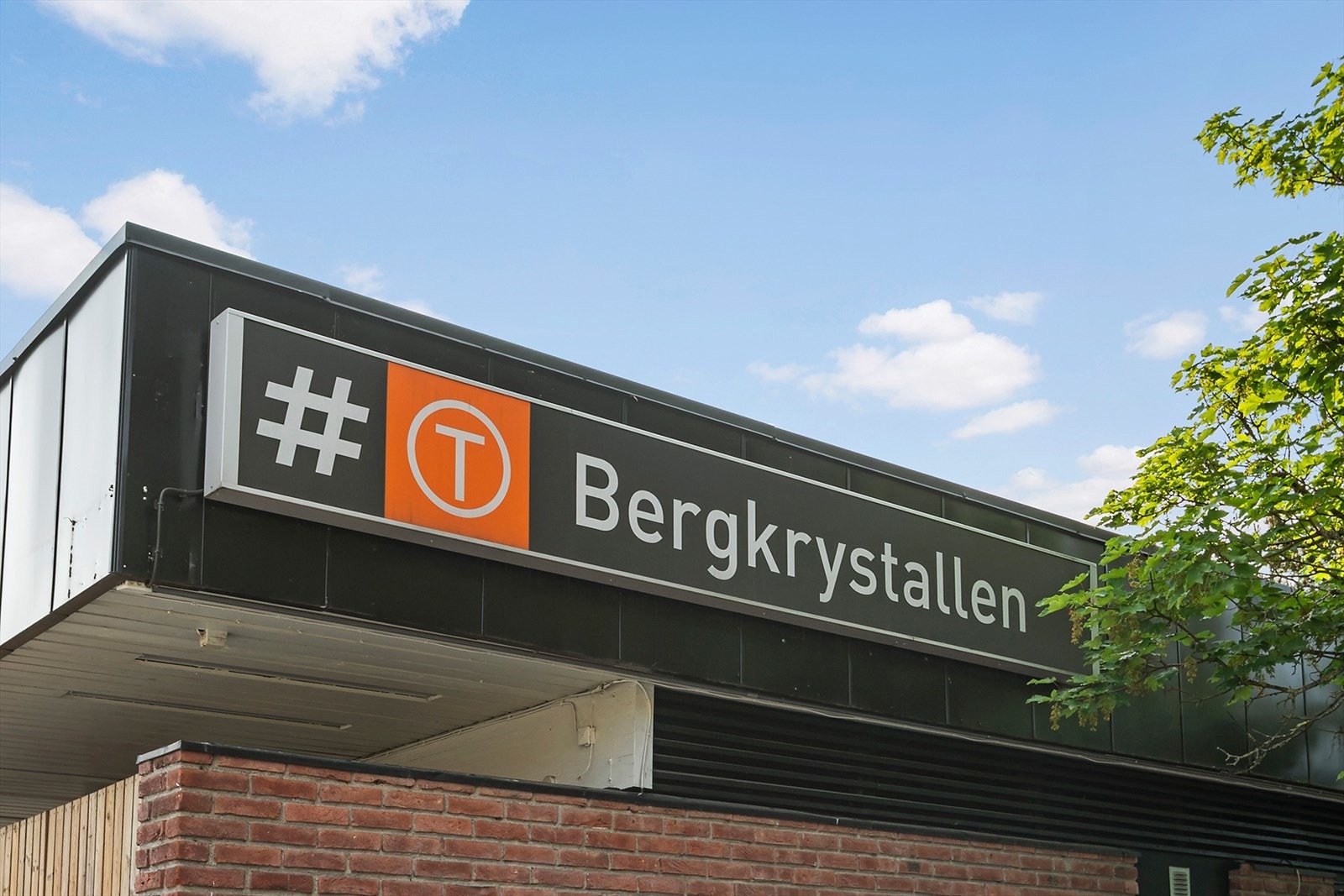 Bergkrystallen T-banestopp ligger i umiddelbar nærhet. Galleribilde