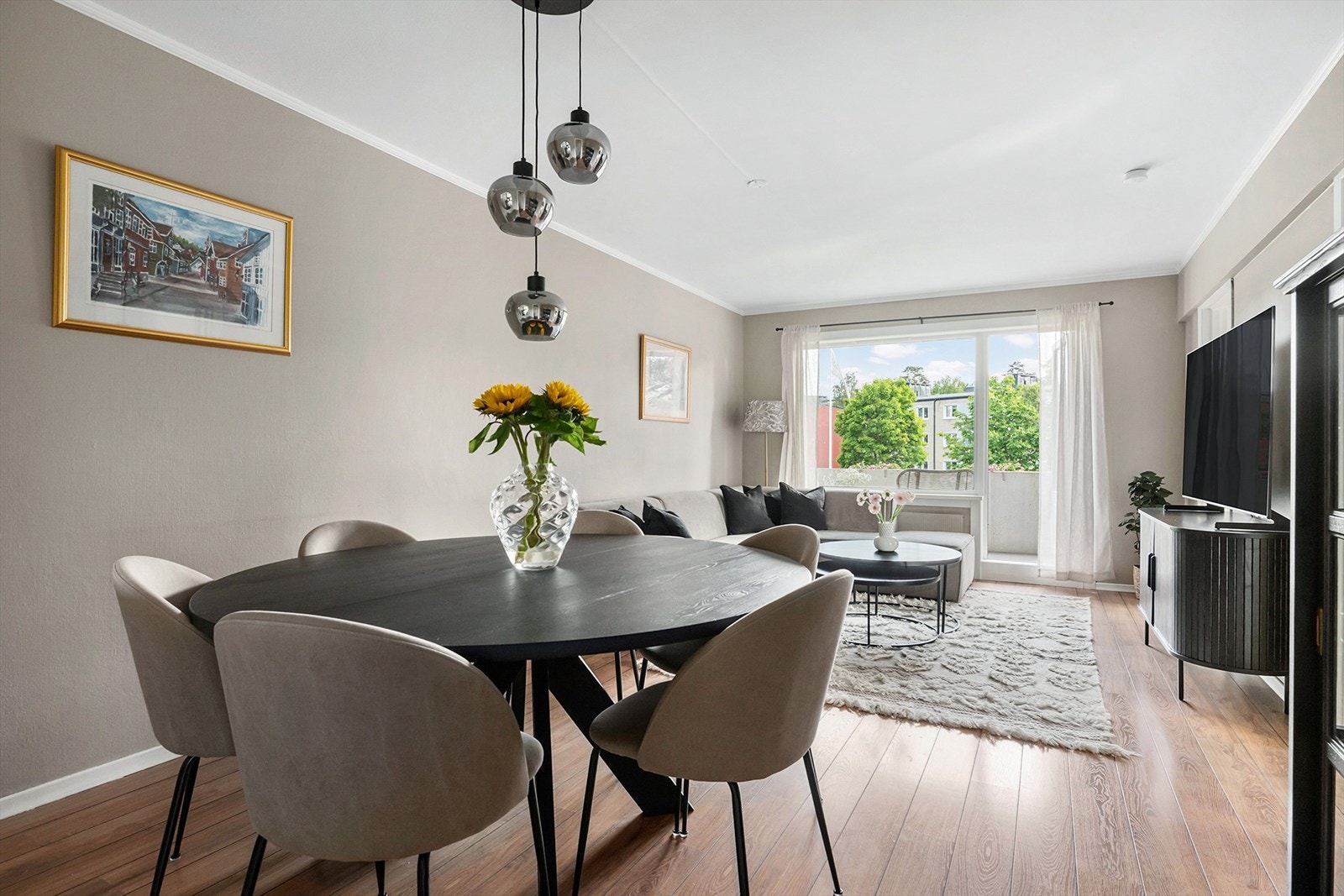 Lys og innbydende stue med god plass til stue og spisestue Galleribilde