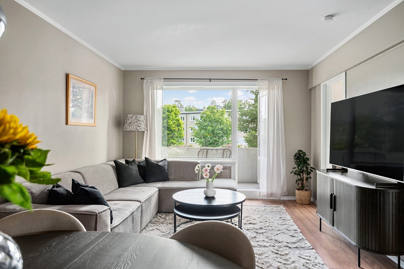 Leiligheten er malt i lune og tidsriktige farger Galleribilde