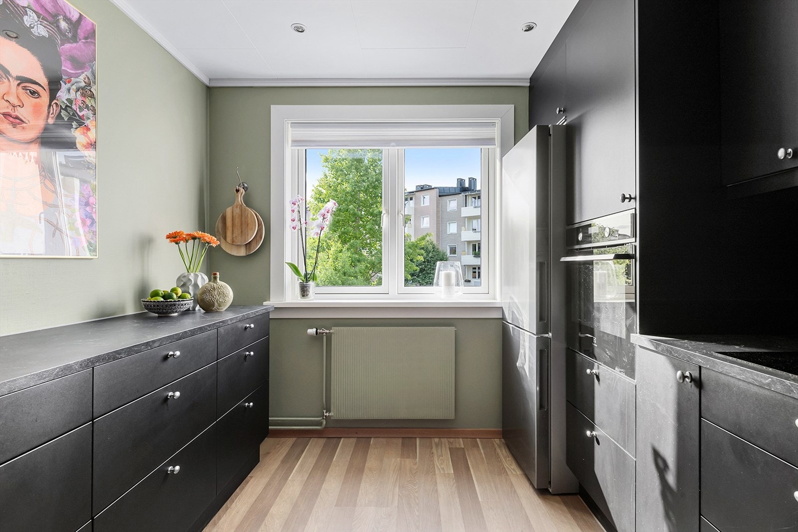 Kjøkkenet har rikelig med skapplass og benkeplass Galleribilde