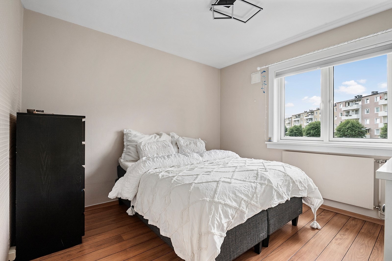 Stort og romslig hovedsoverom med god plass til dobbeltseng og garderobeskap Galleribilde