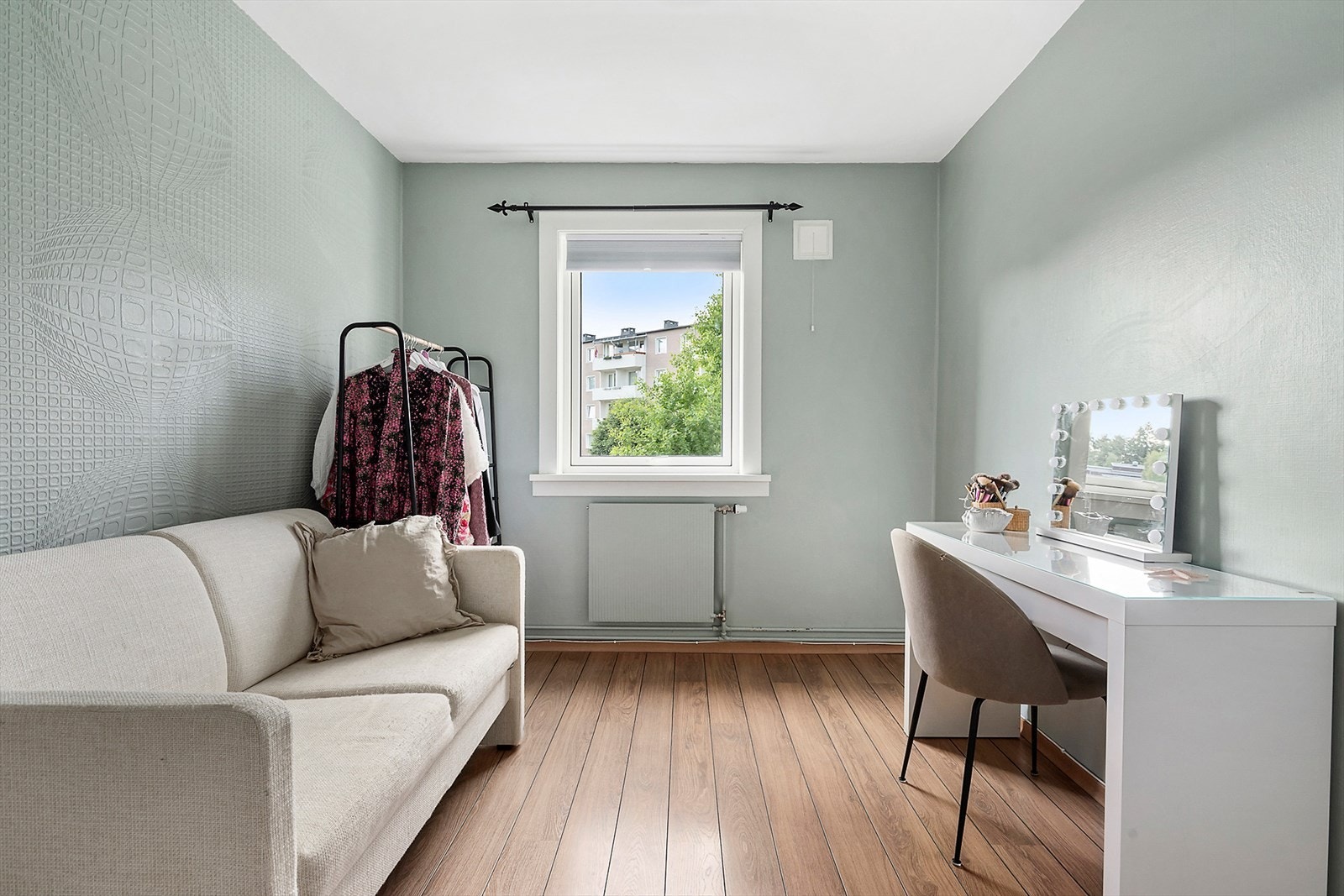 Soverom 2 er i dag innredet som gjesterom, og kan fint benyttes som barnerom eller kontor om ønskelig Galleribilde