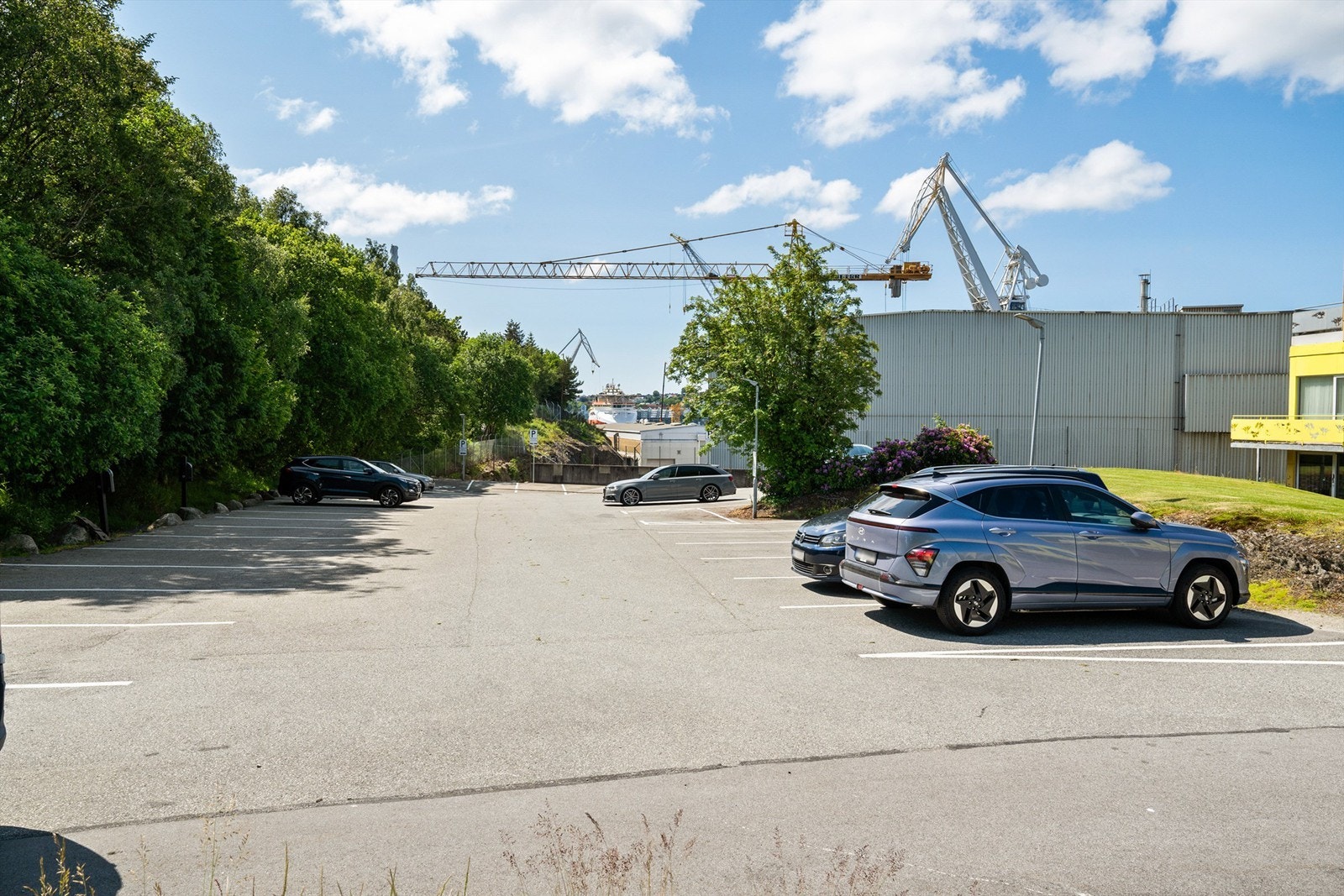 Det medfølger et parkeringskort med leiligheten - ved ønske om p-kort til bil nr. 2 koster det kr 500 pr. mnd. Galleribilde