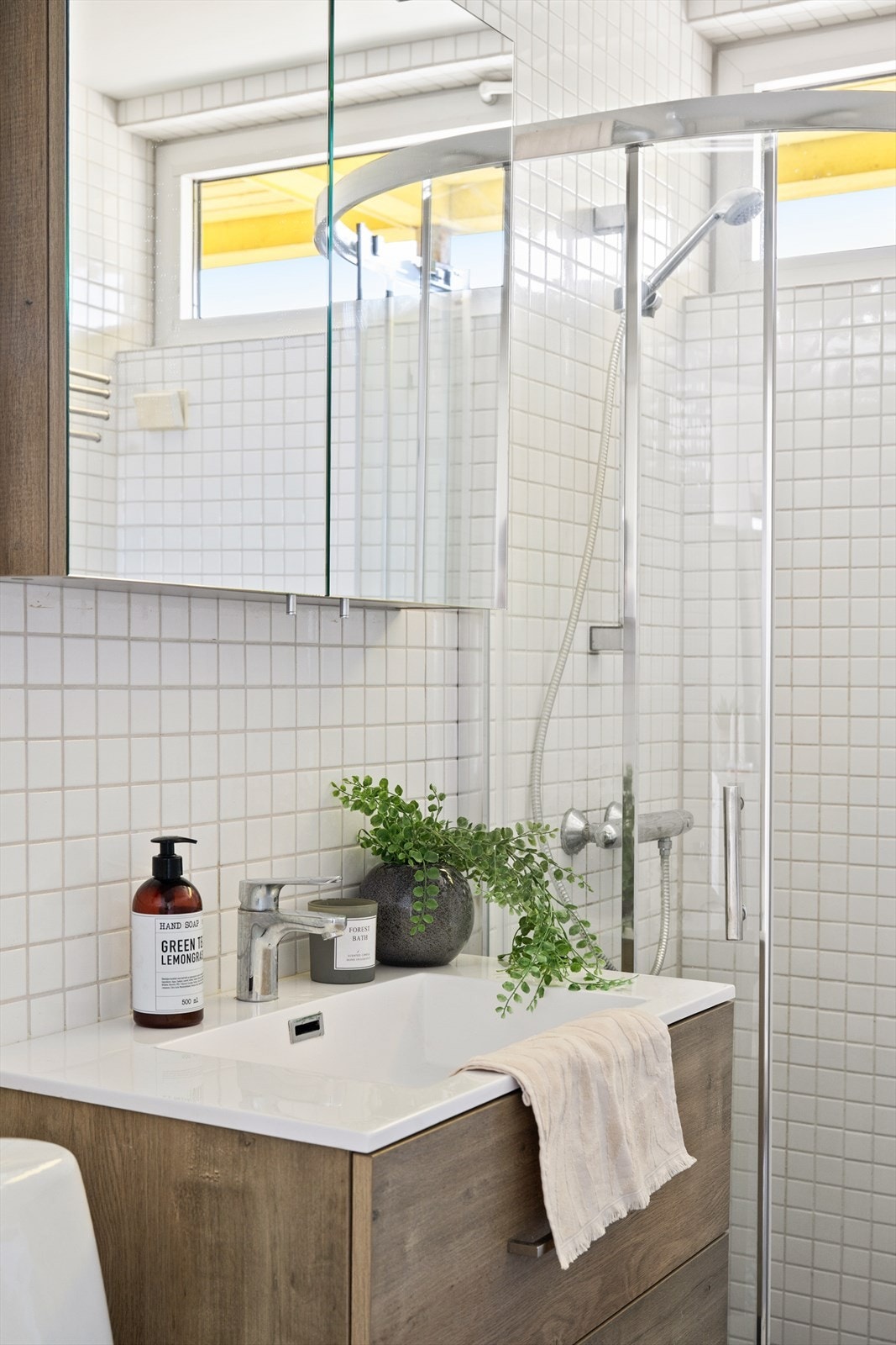 Baderomsinnredning og speilskap med god oppbevaringsplass Galleribilde