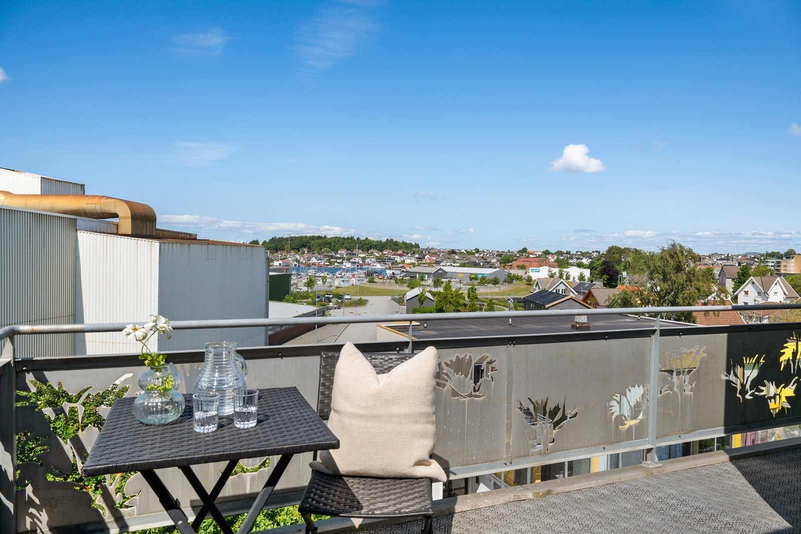 Hyggelig vestvendt balkong med god sol Galleribilde