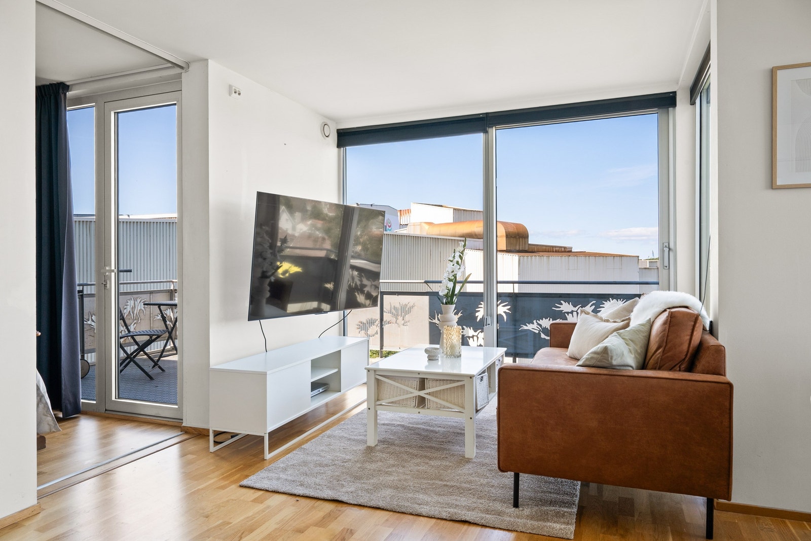 Leiligheten har hyggelige uteplasser med privat balkong og svalgang Galleribilde