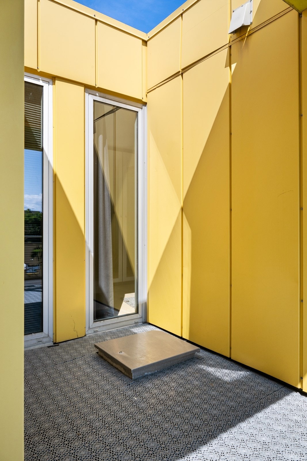 Innhukk i svalgangen hvor det er morgensol Galleribilde