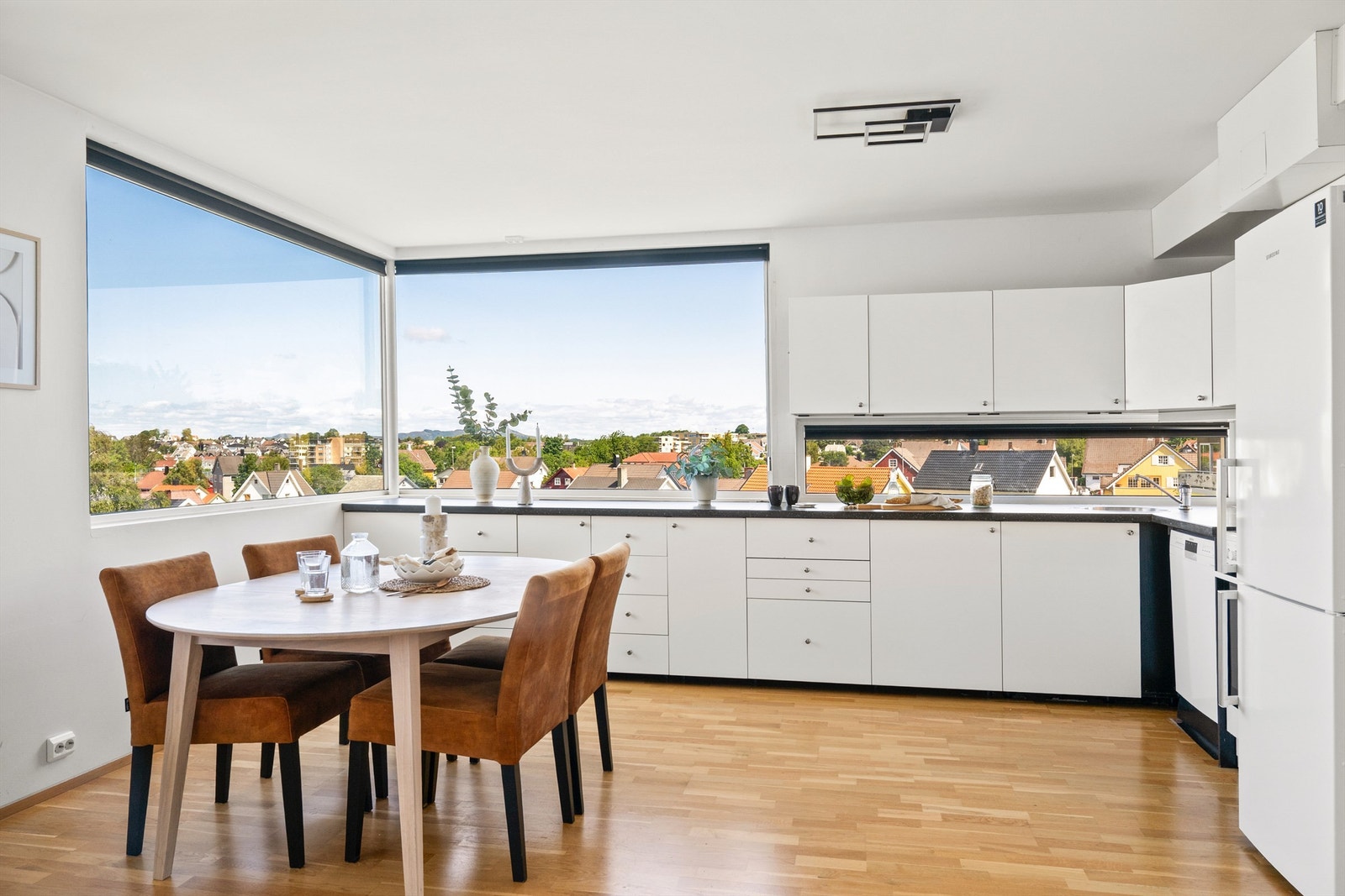 Store vindusflater gir leiligheten godt lysinnslipp og et luftig inntrykk Galleribilde