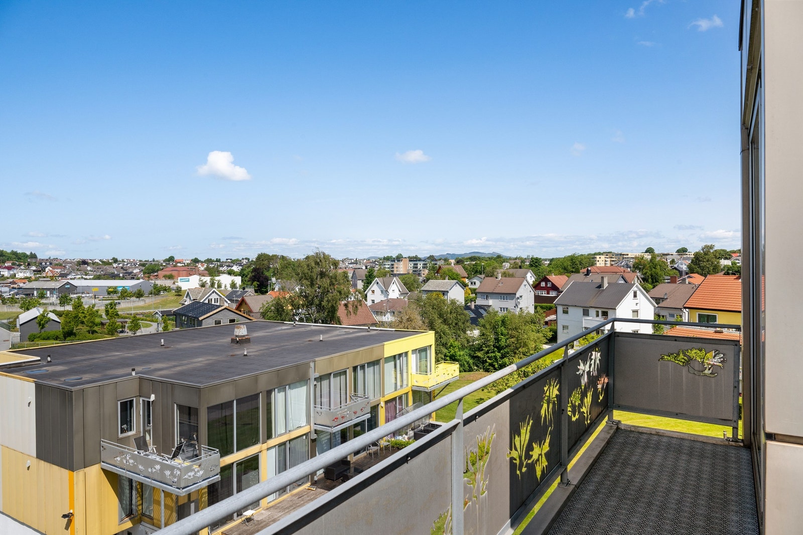 Balkongen er romslig på 11 m2 Galleribilde