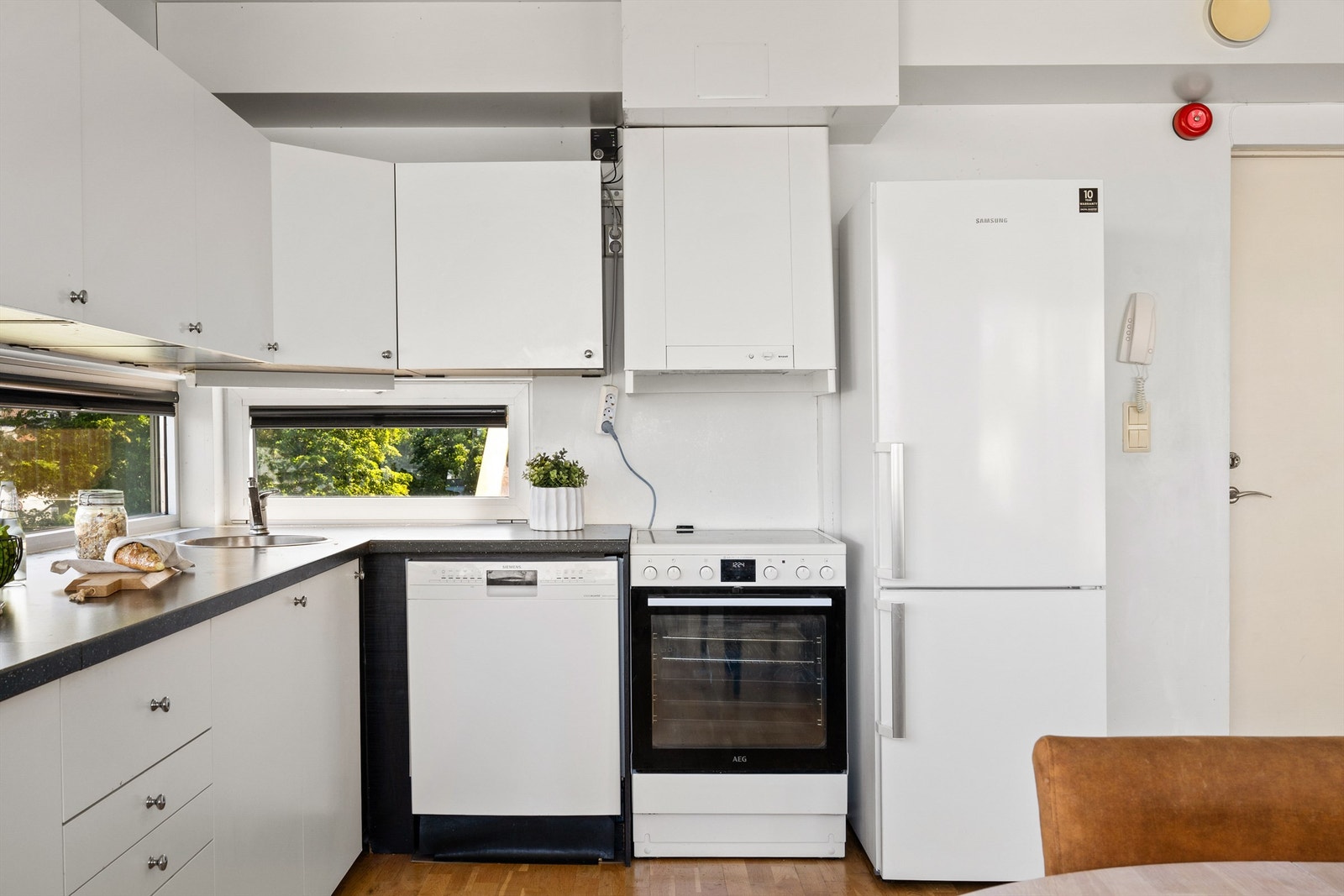 Det er plass til frittstående hvitevarer, og mulighet for bygge ut innredning i denne siden for å integrere hvitevarene Galleribilde