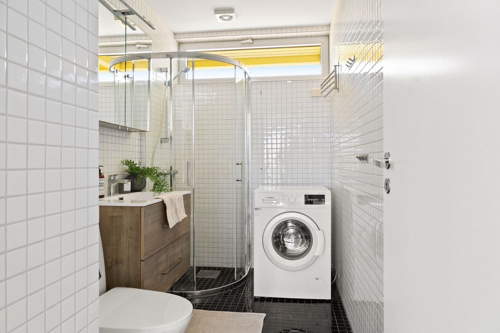 Pent og nøytralt bad med oppgradert innredning fra 2024-25 Galleribilde