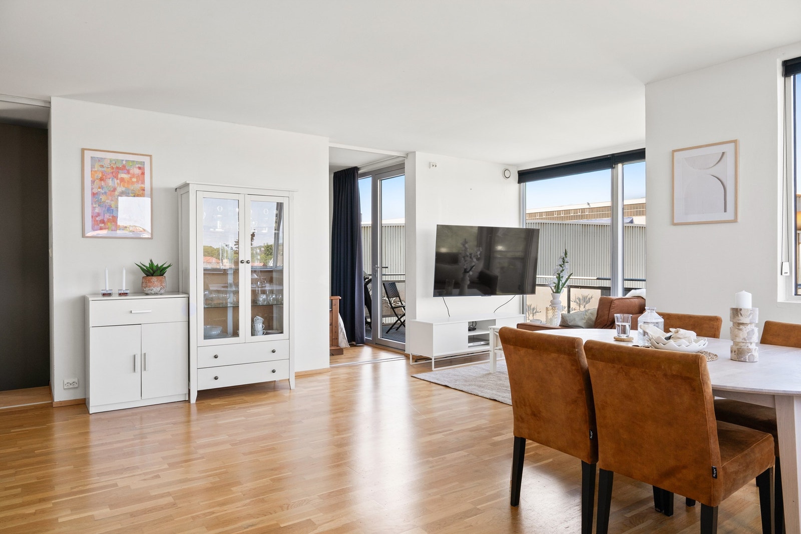 Det er mye gulvplass i leiligheten, og mulighet for å møblere i soner Galleribilde