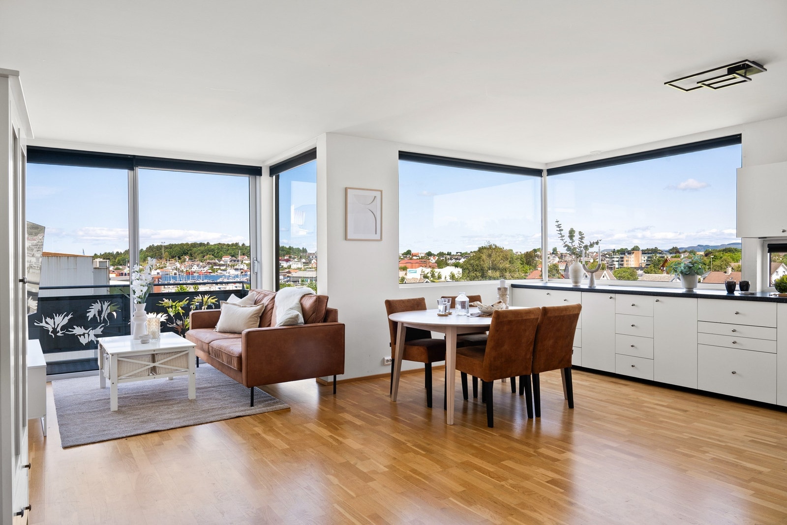 Leiligheten har fantastisk utsikt, og ser over til flott natur på Ulsnes Galleribilde