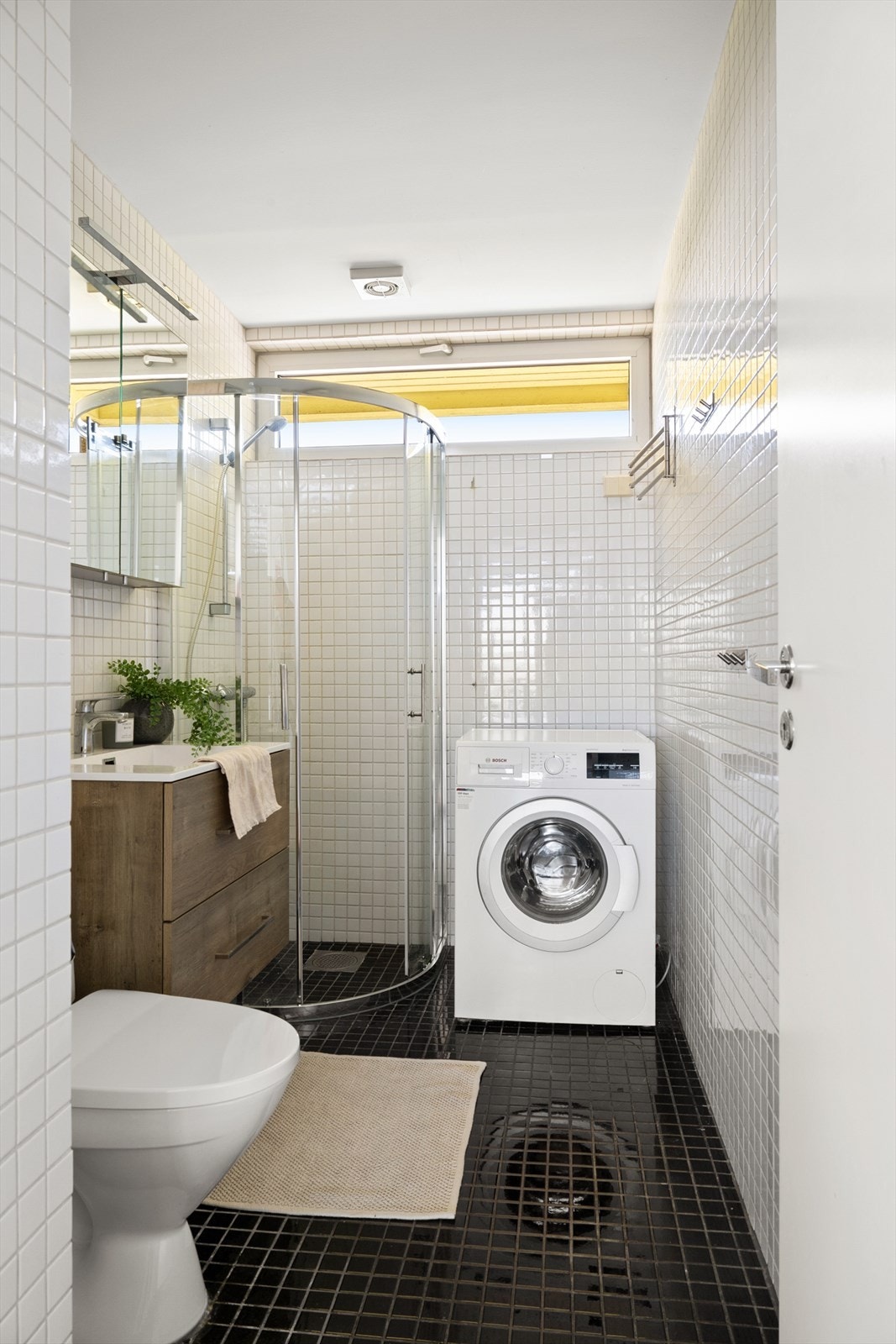 Vindu som gir naturlig lys inn på badet Galleribilde