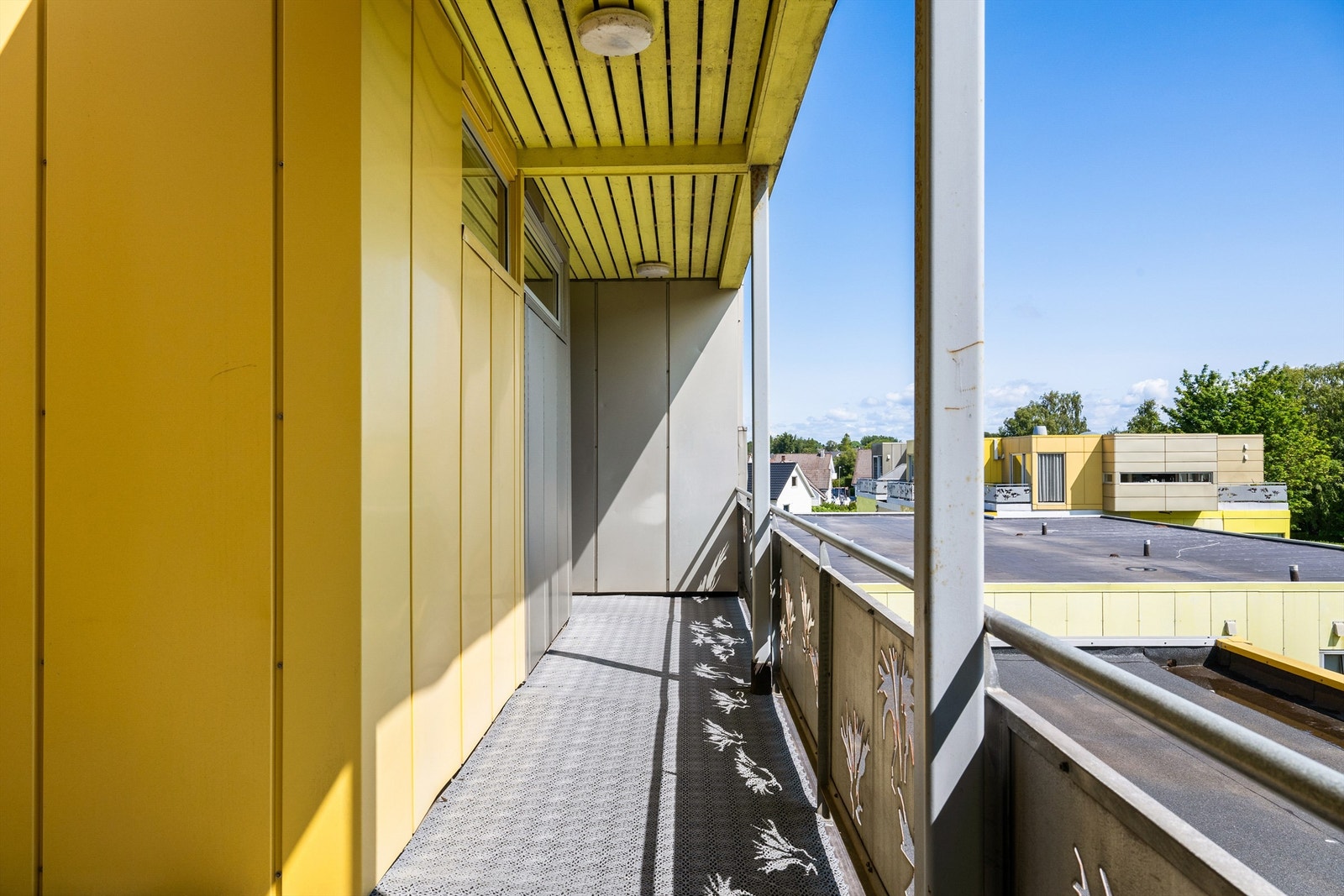 Hyggelig svalgang som går videre til de andre leilighetene i etasjen Galleribilde