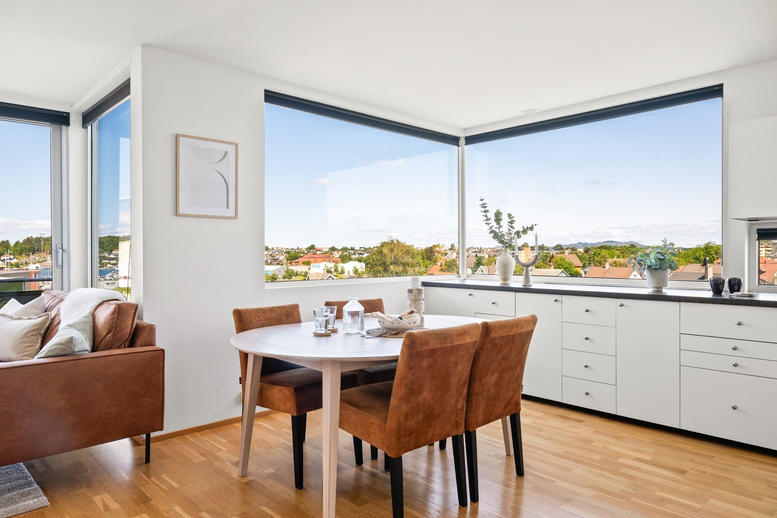 Kjøkkeninnredningen ble fornyet i 2024 med glatte fronter og montering av mer innredning Galleribilde