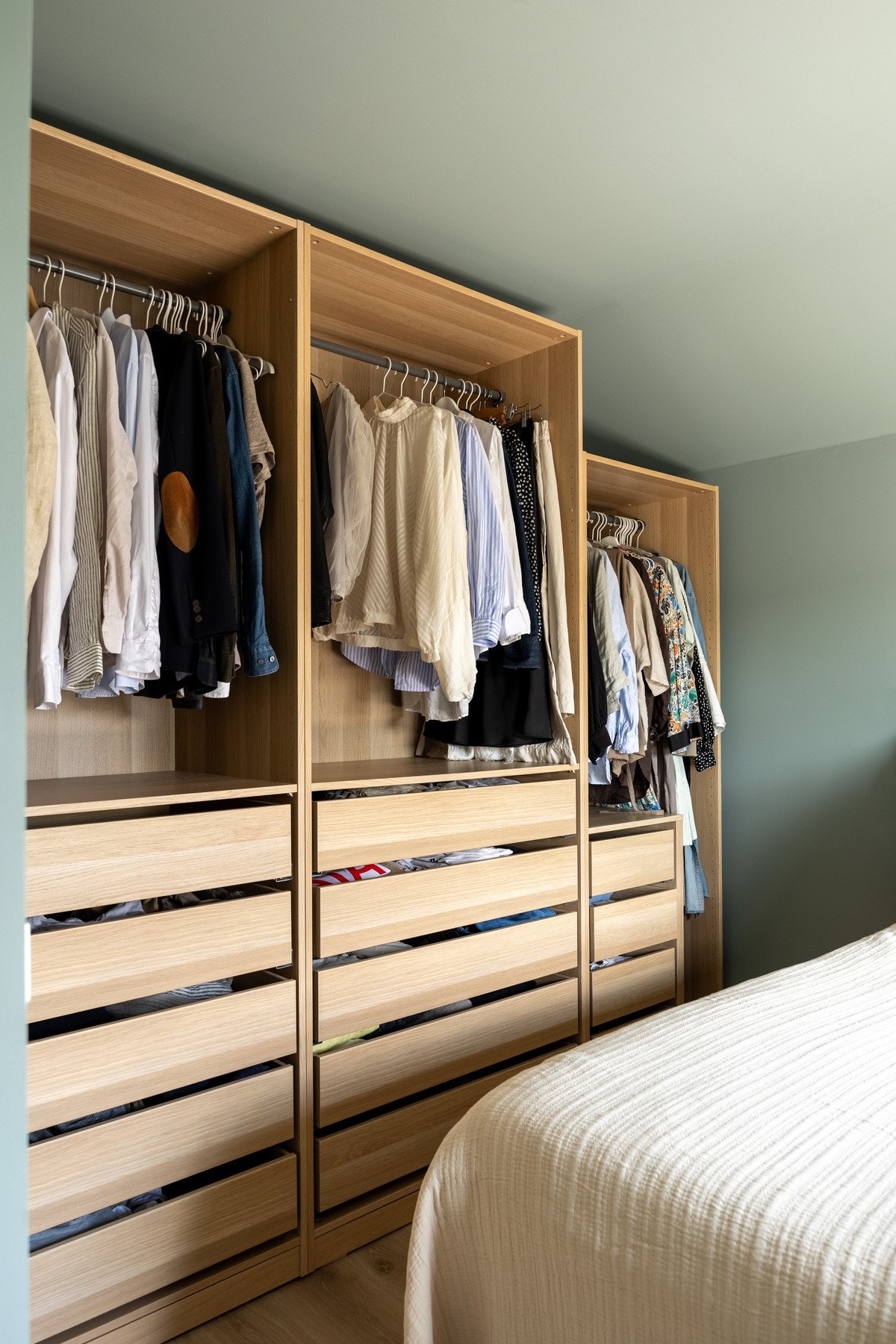 Rommet er innredet med stor garderobeløsning. Galleribilde