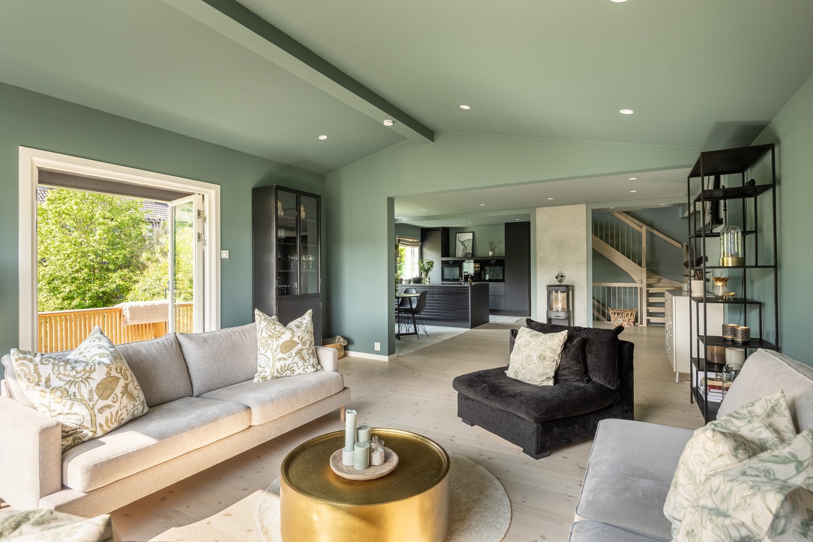 Boligen byr på flere gode kvaliteter og passer perfekt for deg som ønsker å bo i et veletablert område. Galleribilde