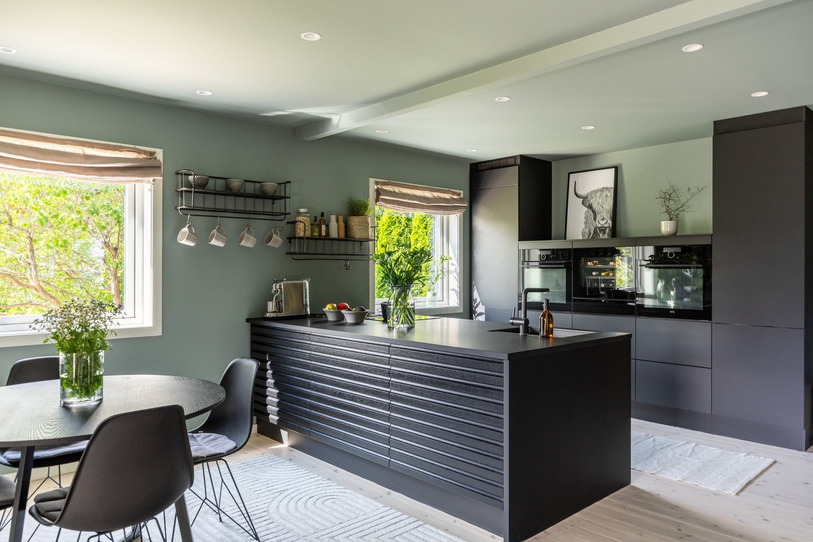 Stilrent kjøkken fra 2019 med glatte fronter og benkeplate med nedfelt kum i kompositt. Galleribilde