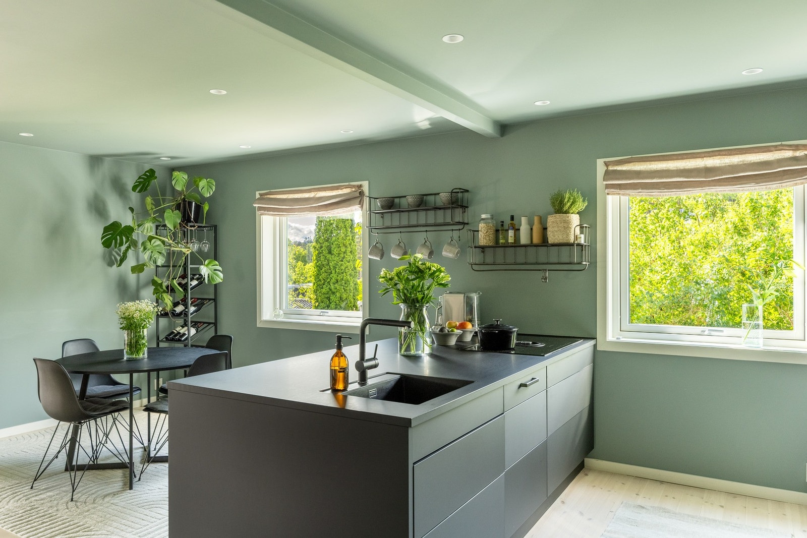 Stor kjøkkenøy med gode oppbevaringsmuligheter. Galleribilde