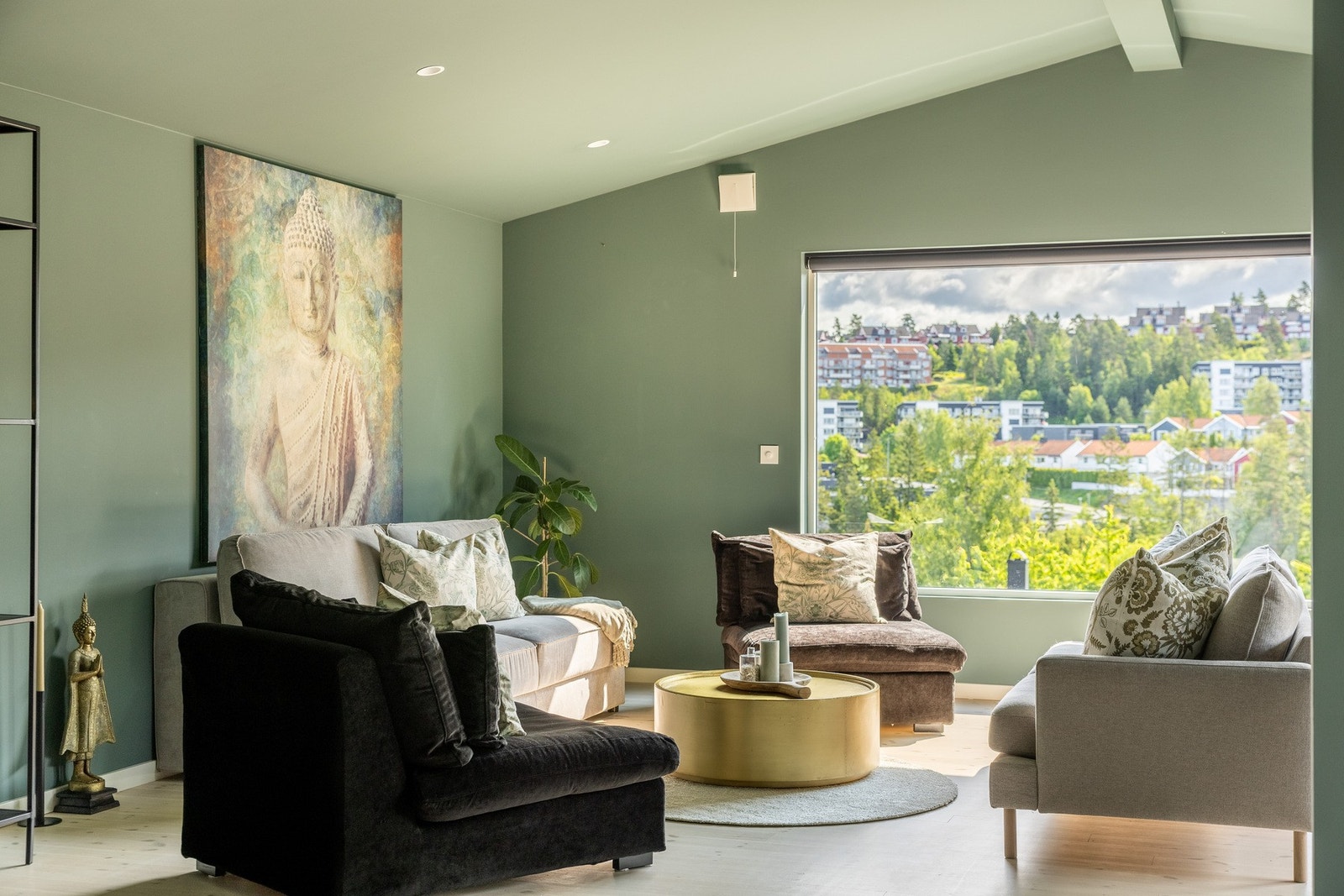 Boligen har store vindusflater som slipper inn mye naturlig lys. Galleribilde