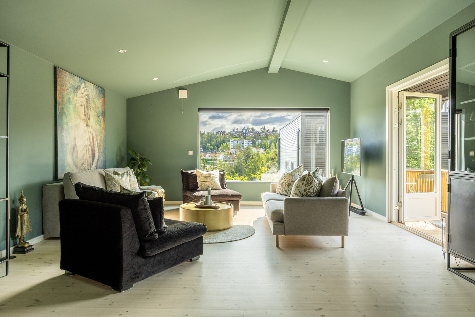 Utgang fra stue til skjermet balkong på 7 kvm. Galleribilde