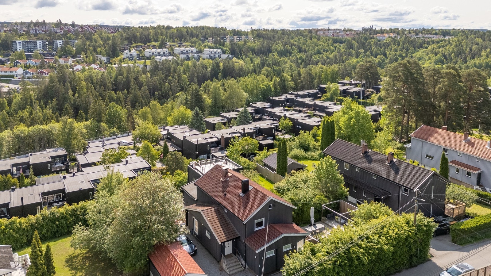Boligen har en tilbaketrukket beliggenhet med grønne omgivelser og nærhet til flotte turområder. Galleribilde