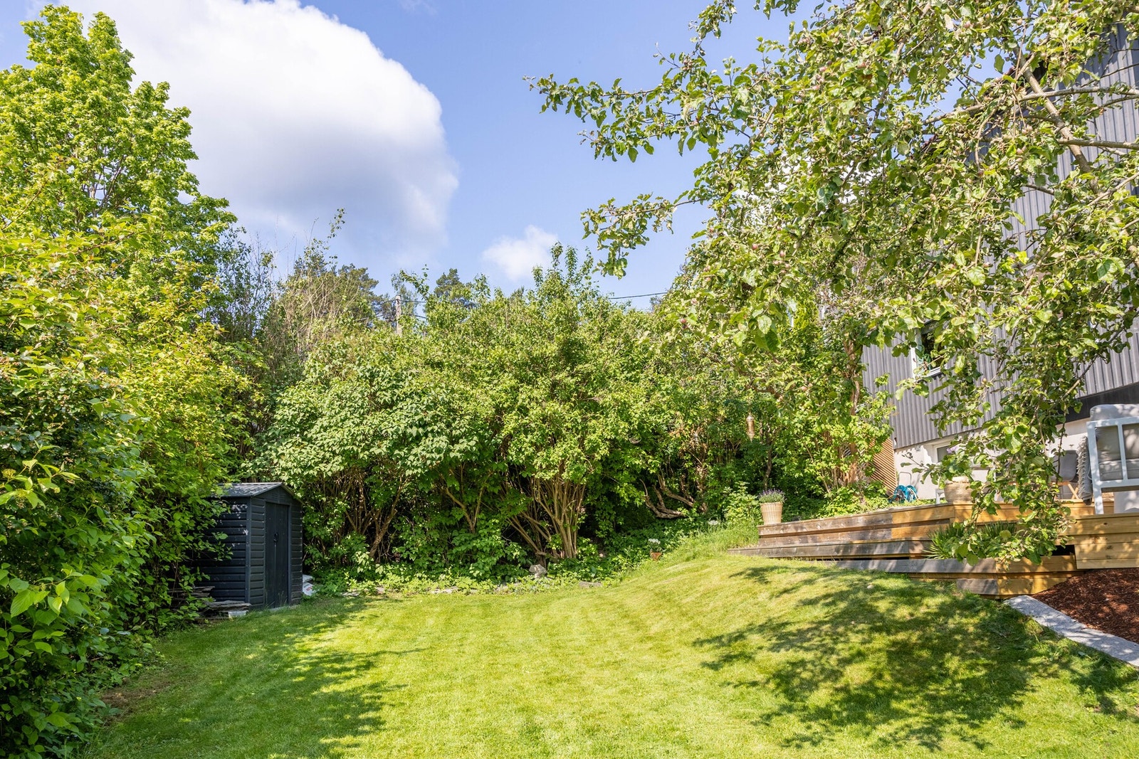 Her har man en stor og skjermet hage. Fantastisk på sommerstid. Galleribilde
