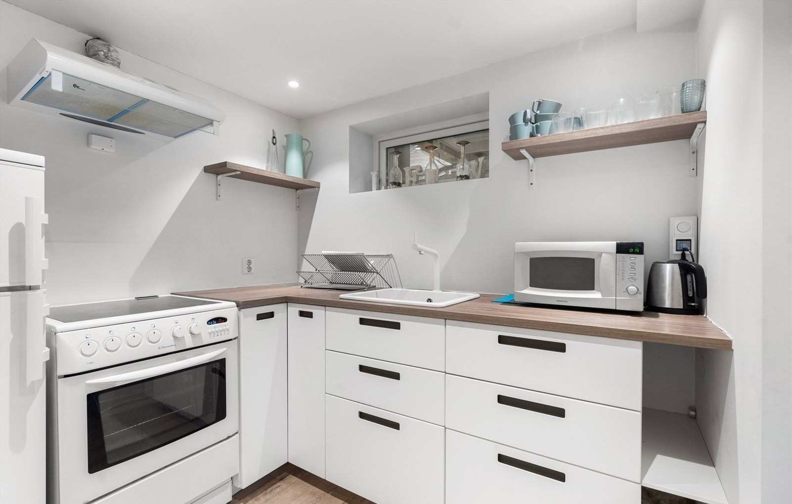 Praktisk kjøkken med gode lagringsmuligheter og godt med benkeplass. Galleribilde