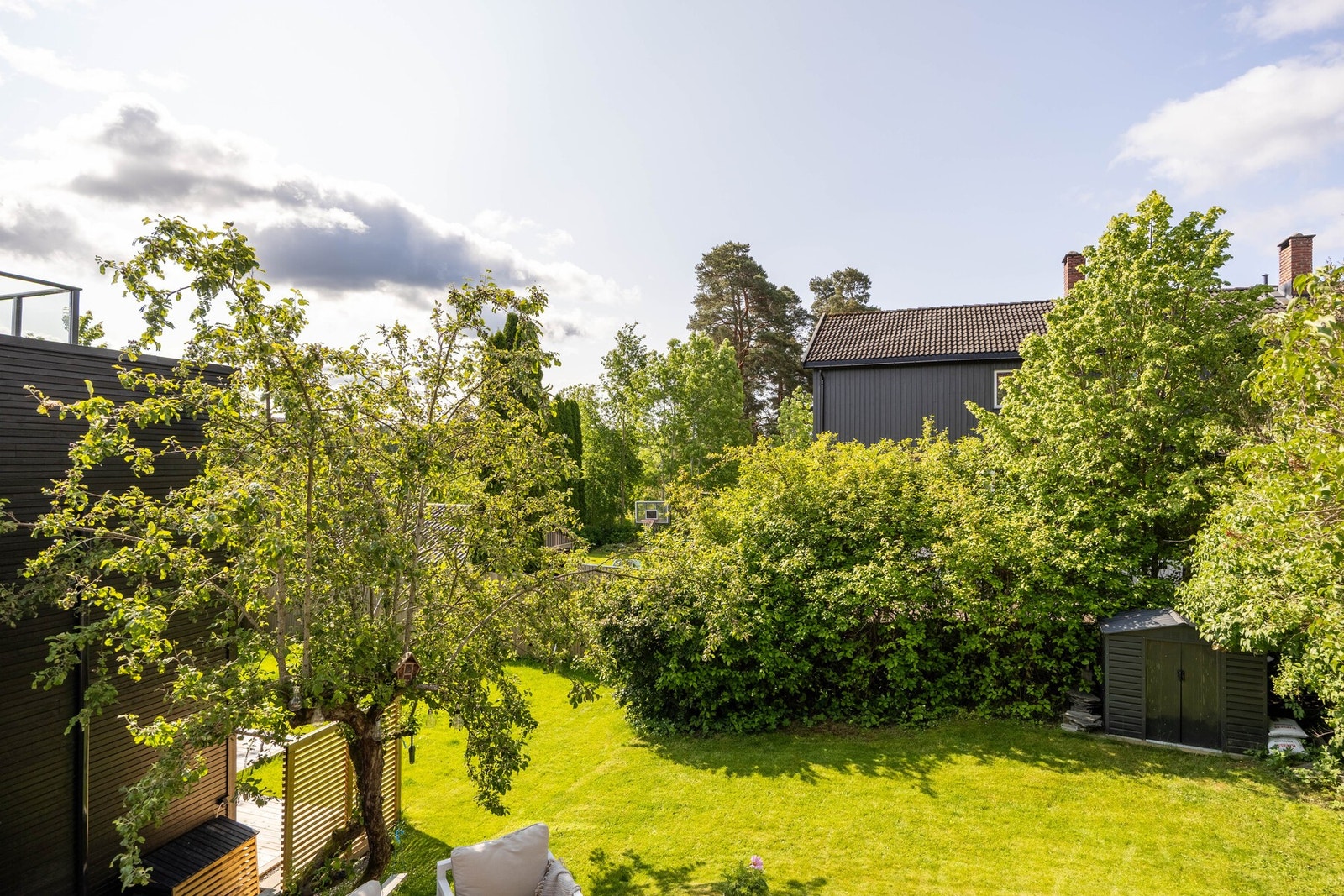 Balkongen er vendt mot rolige hagen, hvor man har gode solforhold. Galleribilde