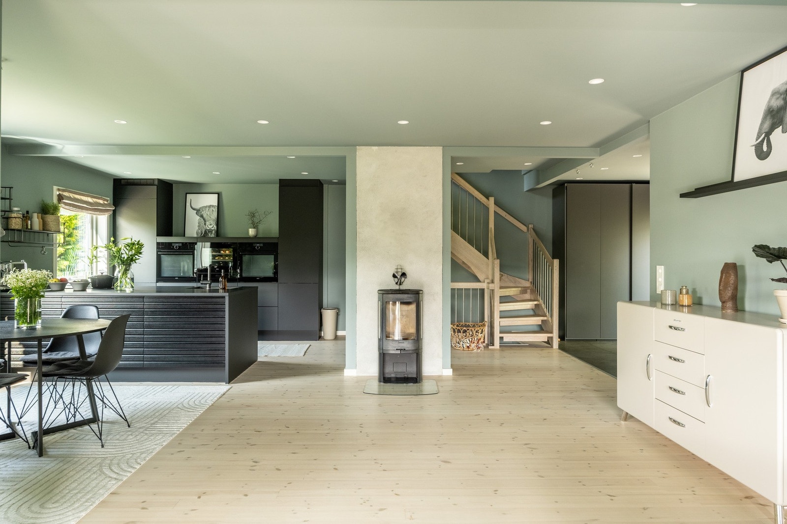 Moderne åpen kjøkkenløsning vendt mot stue. Galleribilde