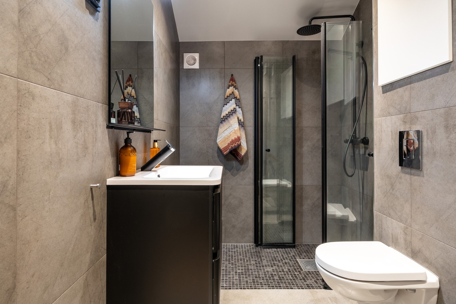 Boligens baderom i 2. etasje. Pent baderom fra 2019 med flotte detaljer. Galleribilde