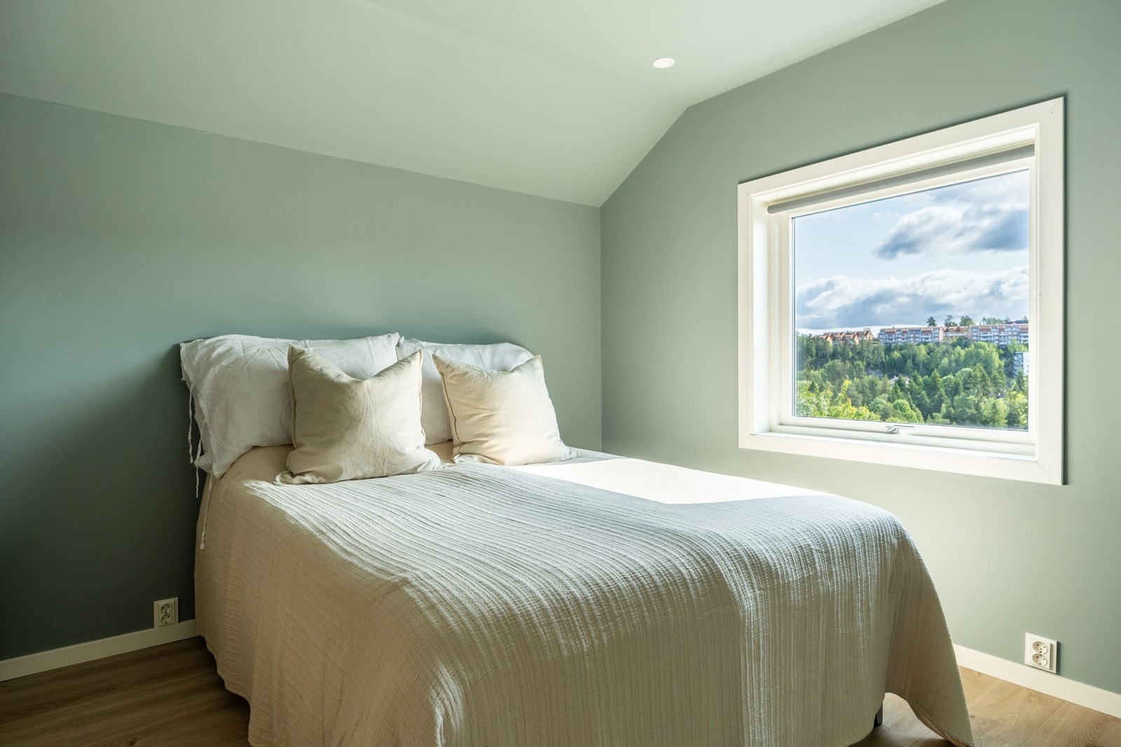 2. etasje består av bad, tre soverom og gang. Galleribilde