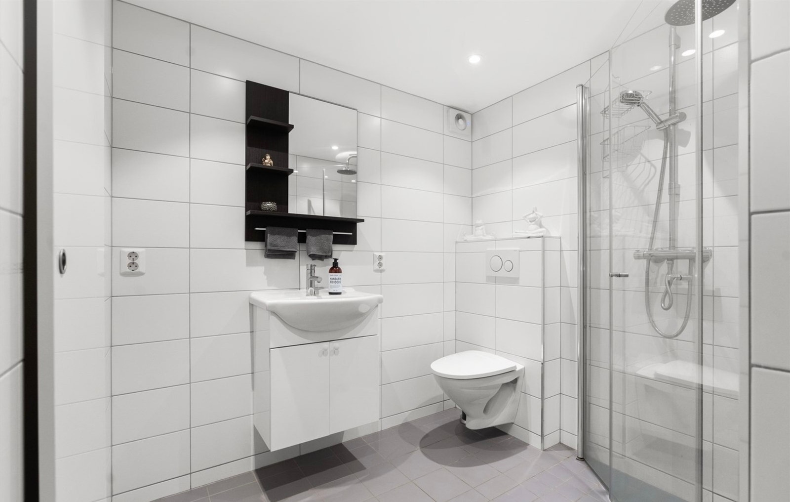 Pent baderom fra 2016/2017 med dusj på gulv med dører i herdet glass. Galleribilde