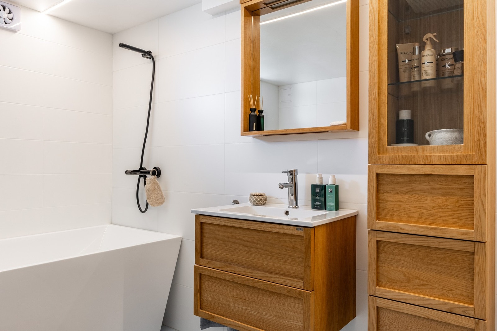 Innredet med badekar og opplegg for vaskemaskin. Galleribilde