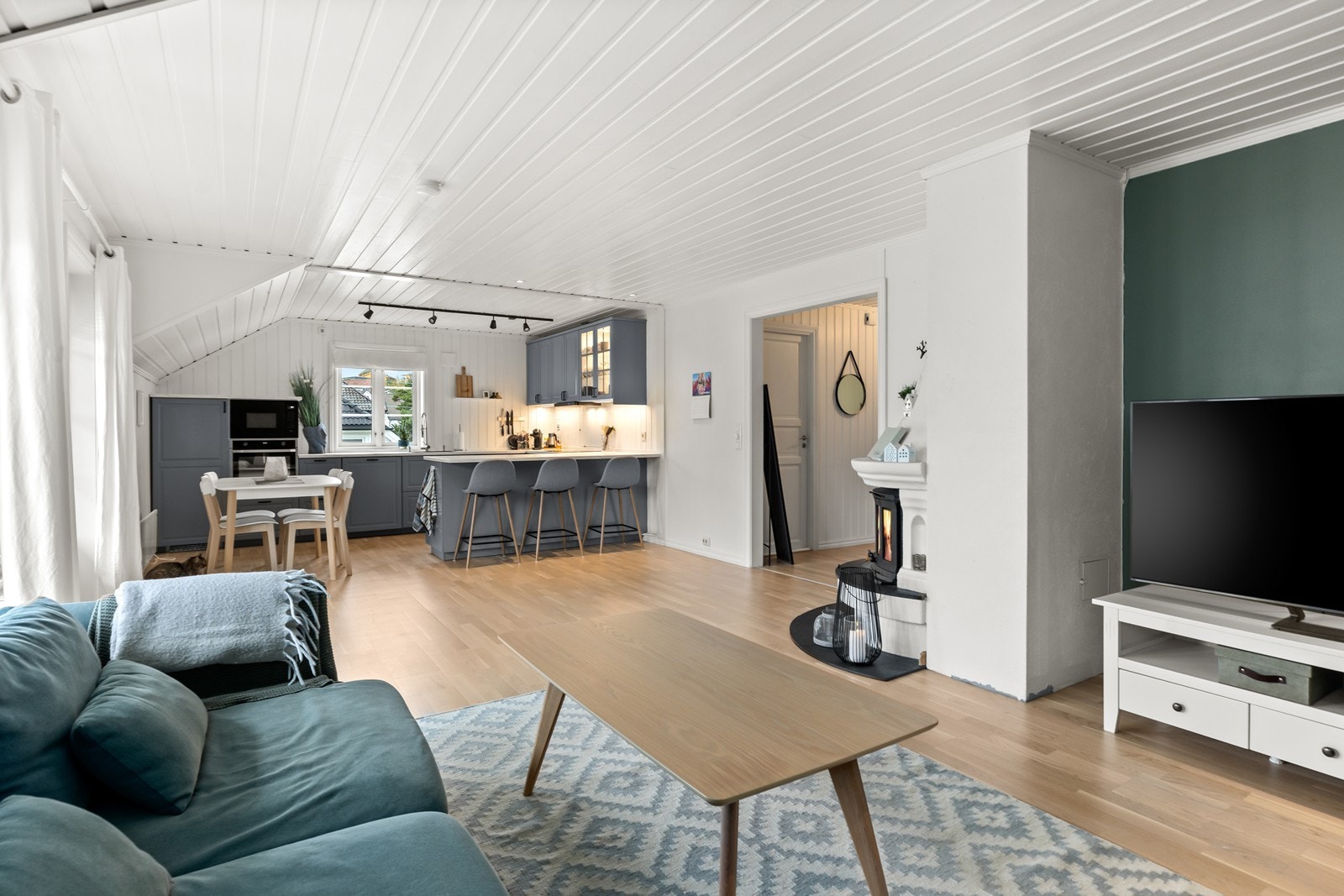 Sosialt og trivelig åpen løsning mellom stue og kjøkken Galleribilde